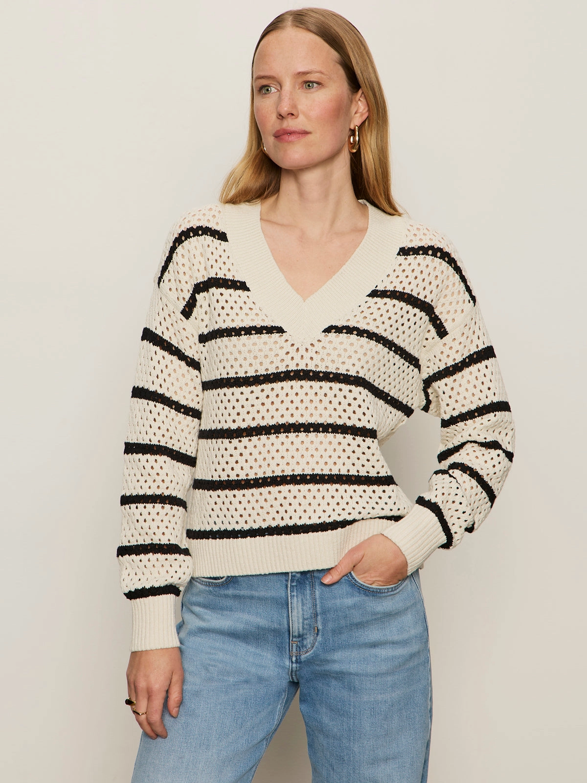 Double Layered Design Recycled Polyester Thread Airy Openwork Sweater Chalk Black Stripe