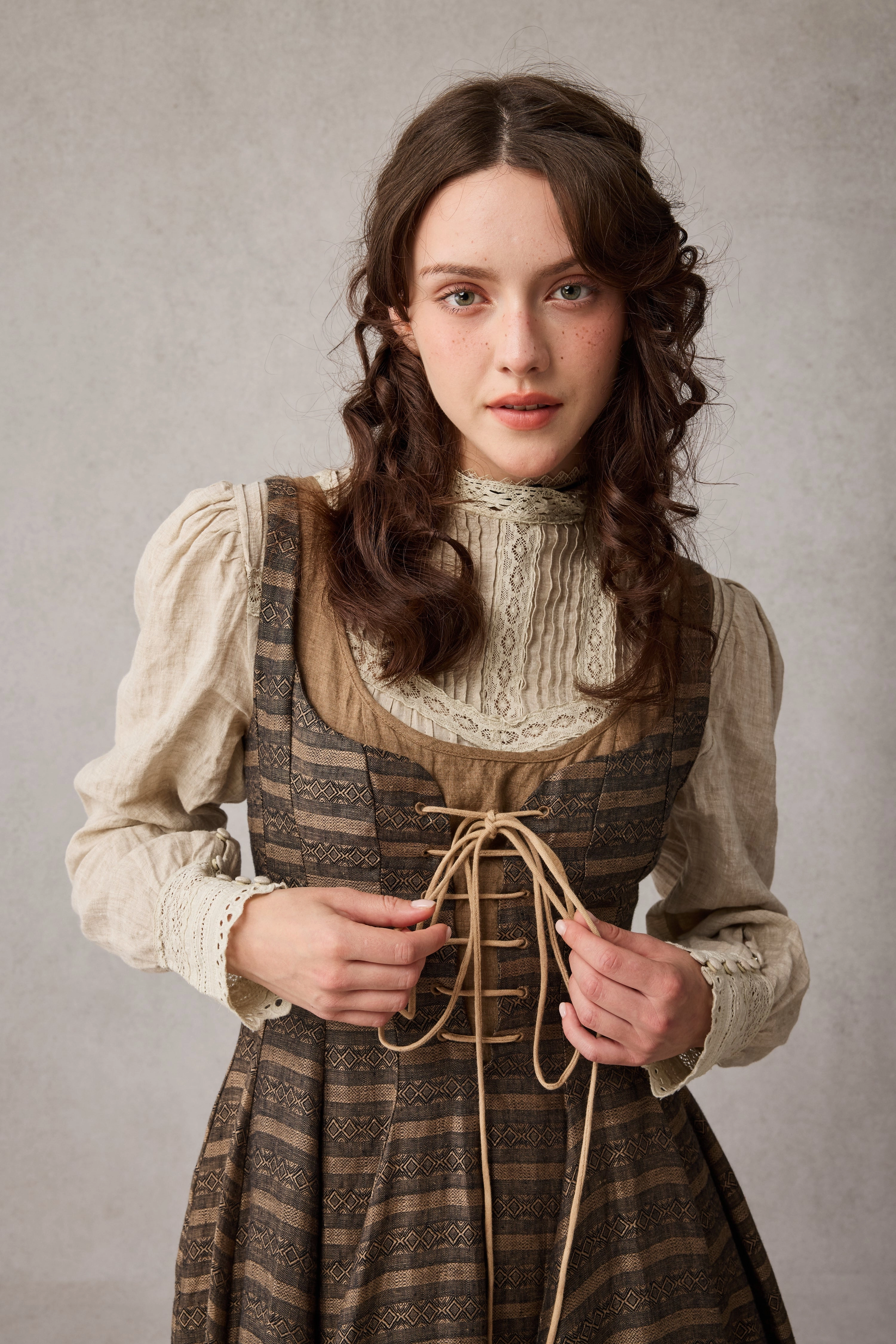 Warmth Retention Alisa 25 | lace up linen dress