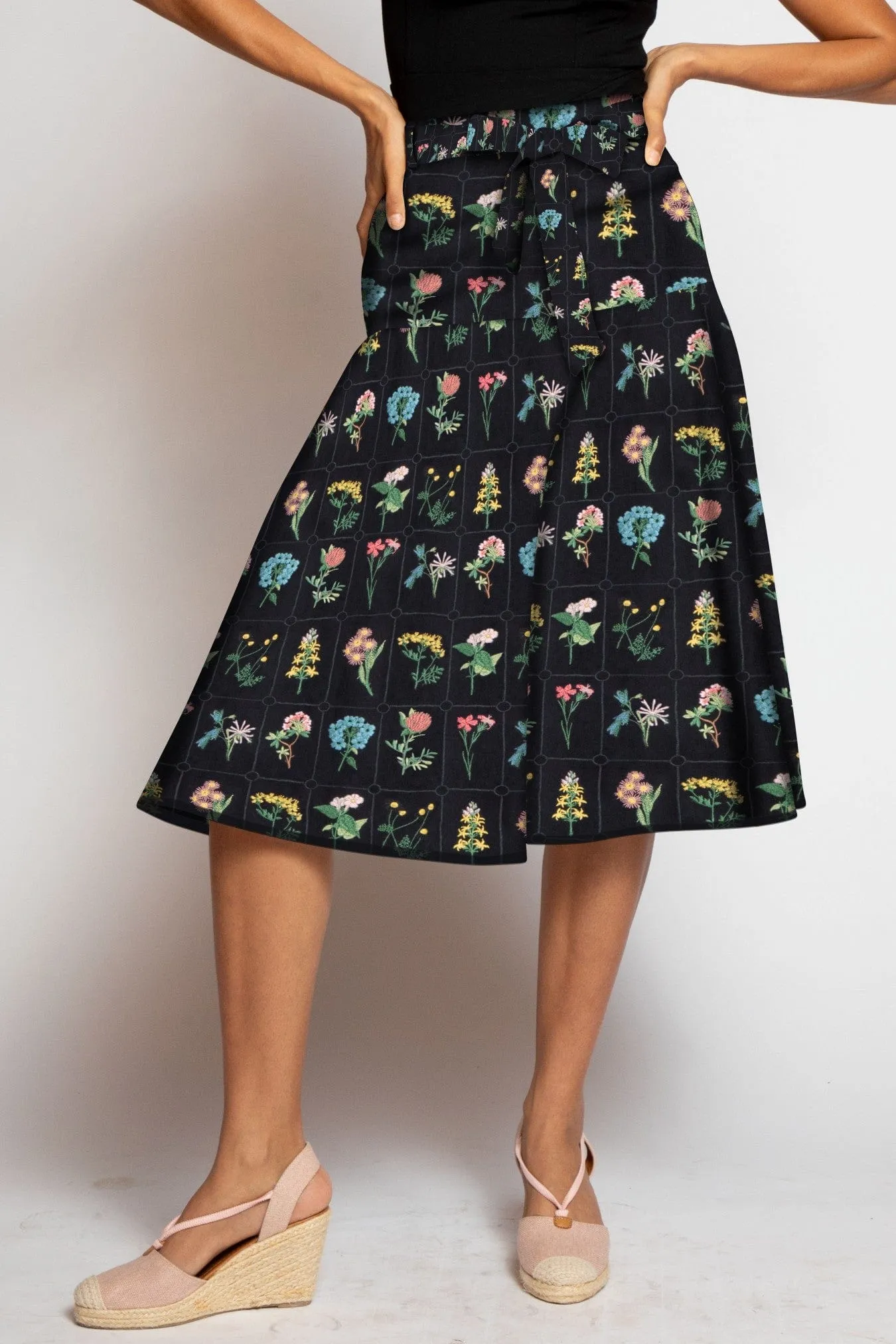 Allas Skirt ?C Botanicals high contrast