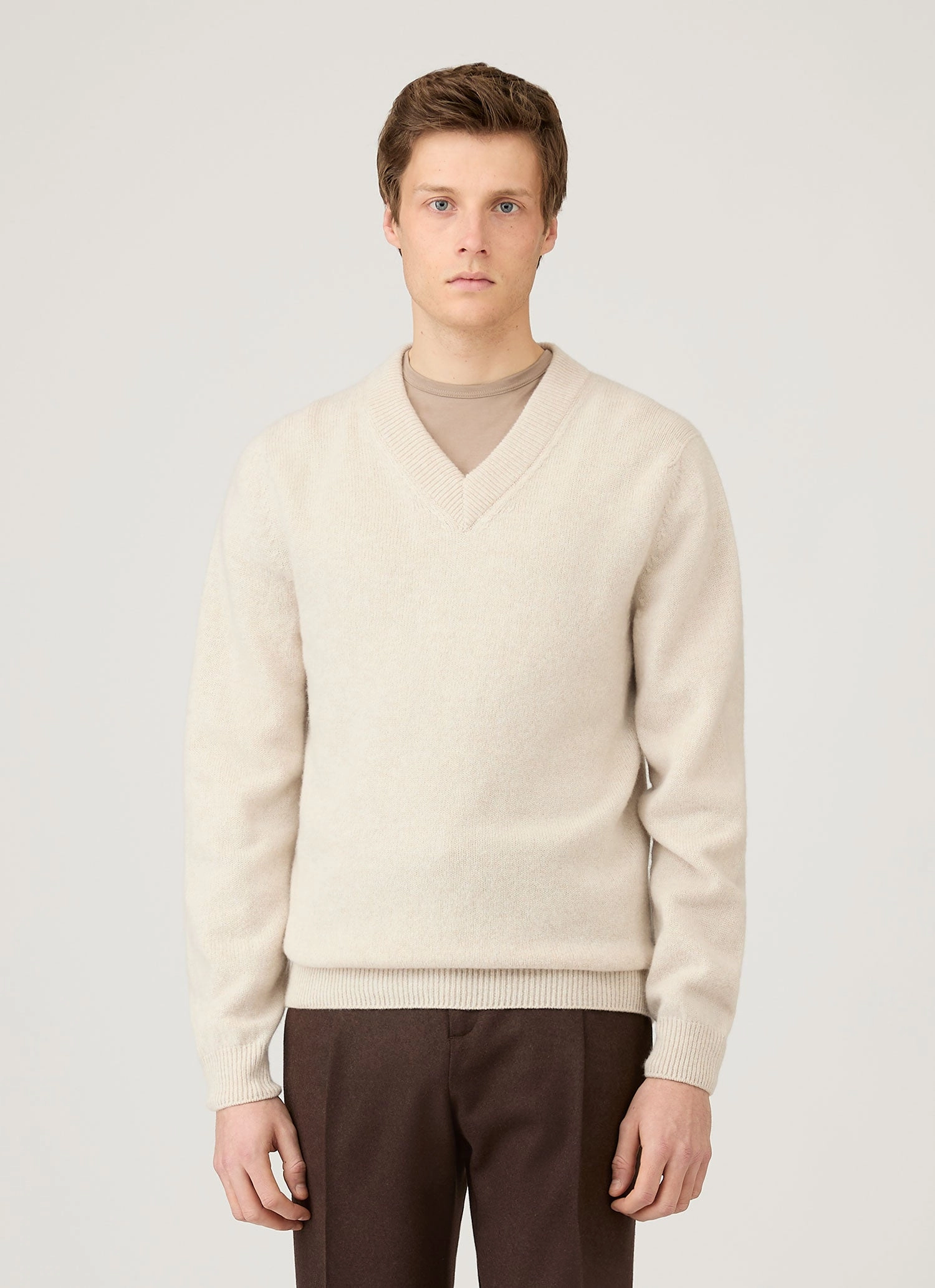 Lightweight Weave Polished Edge Men's Lambswool V-neck Jumper in Oatmeal Melange