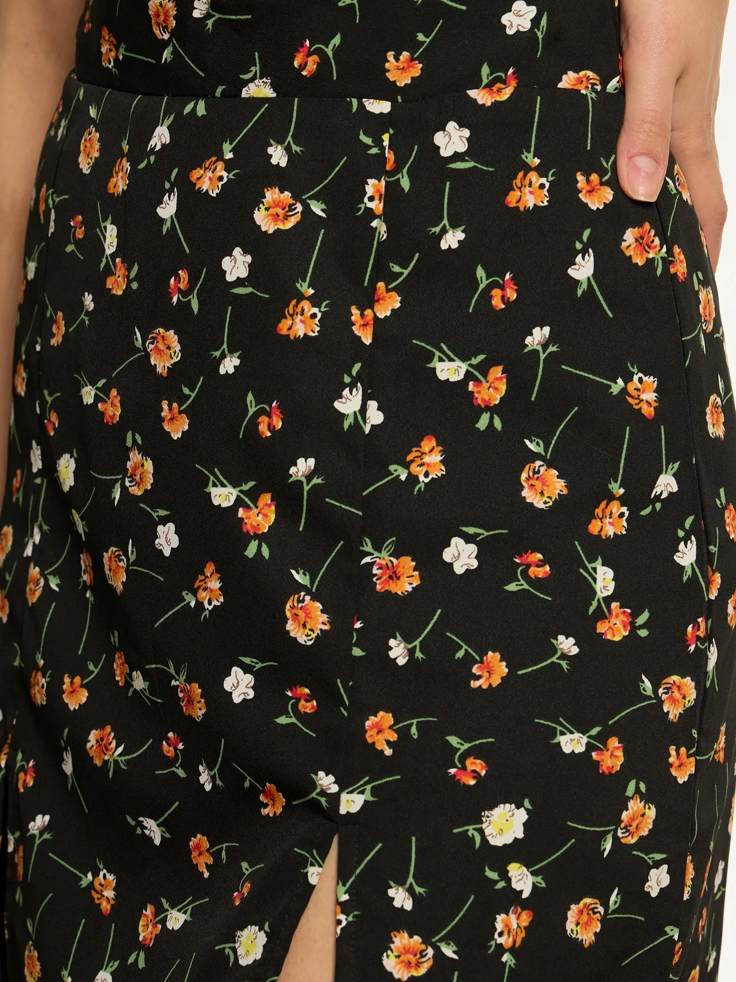 Berrylush Women Black Floral Print High Rise A-Line Mini Skirt