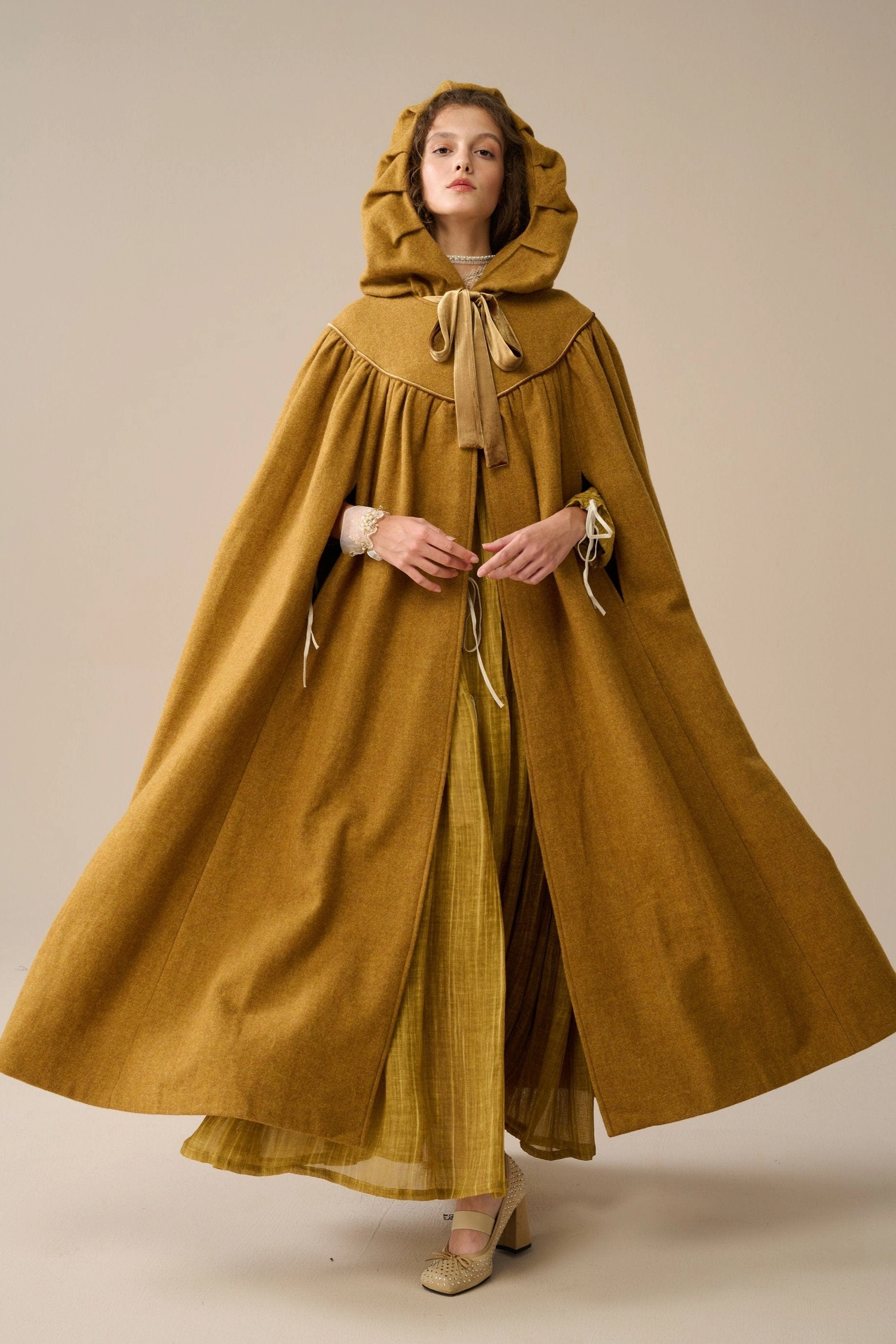 Perfumer 33 | hooded wool cloak Wrinkle-Free-Finish