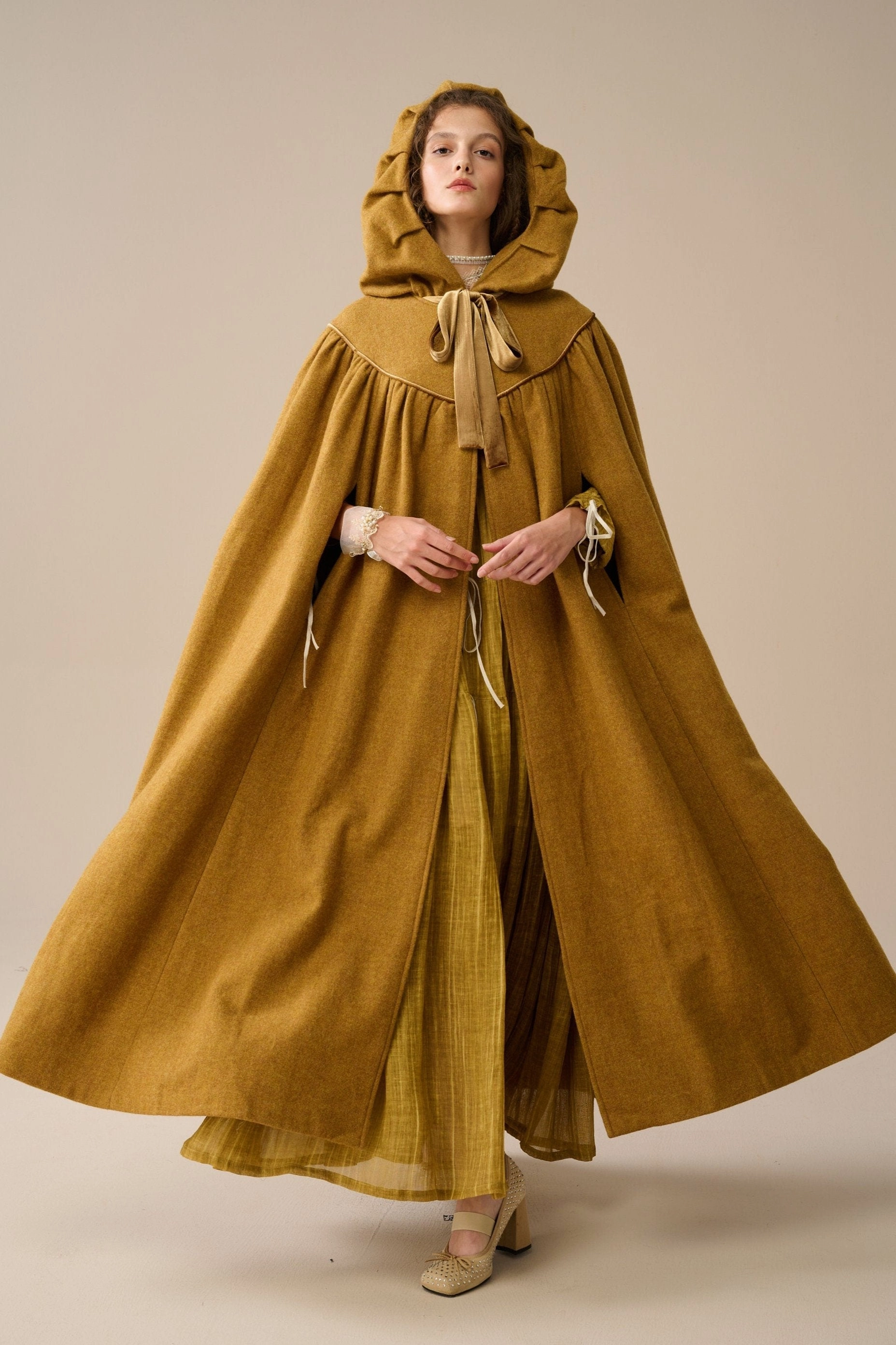 Perfumer 33 | hooded wool cloak Modern Cut