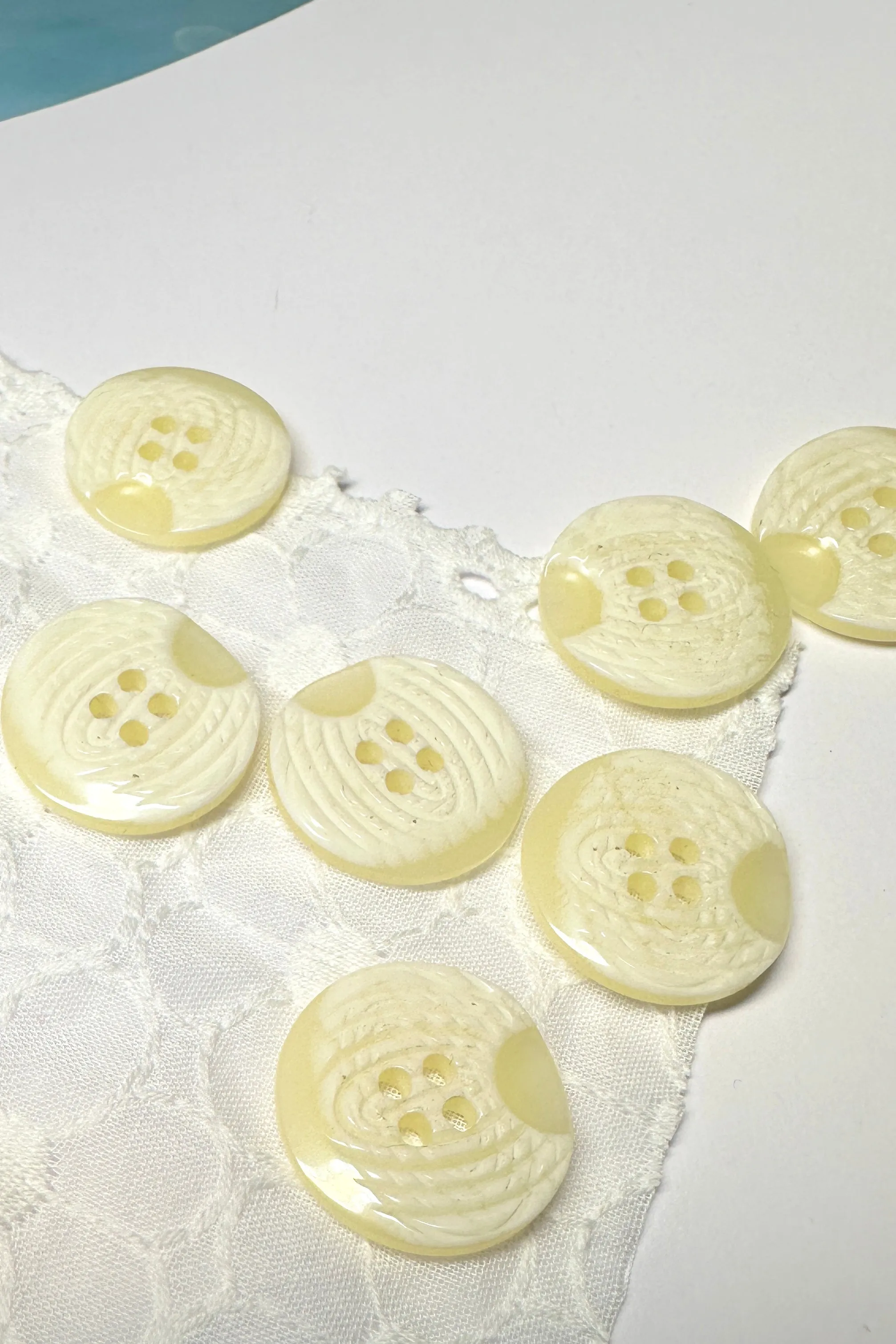 Buttons Cream Detailed x 15 Pieces
