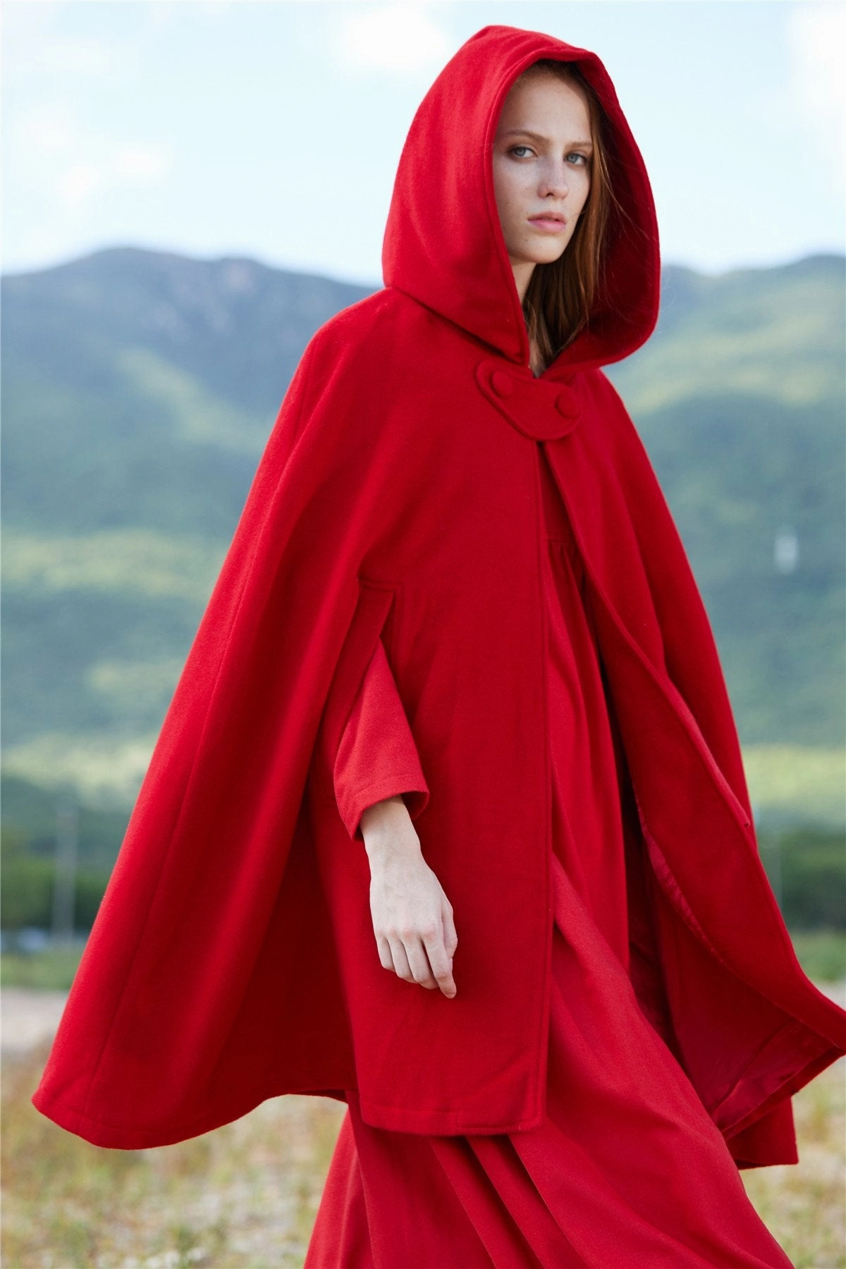 Light Outfit The New Yorker | Hooded Cashmere Cape