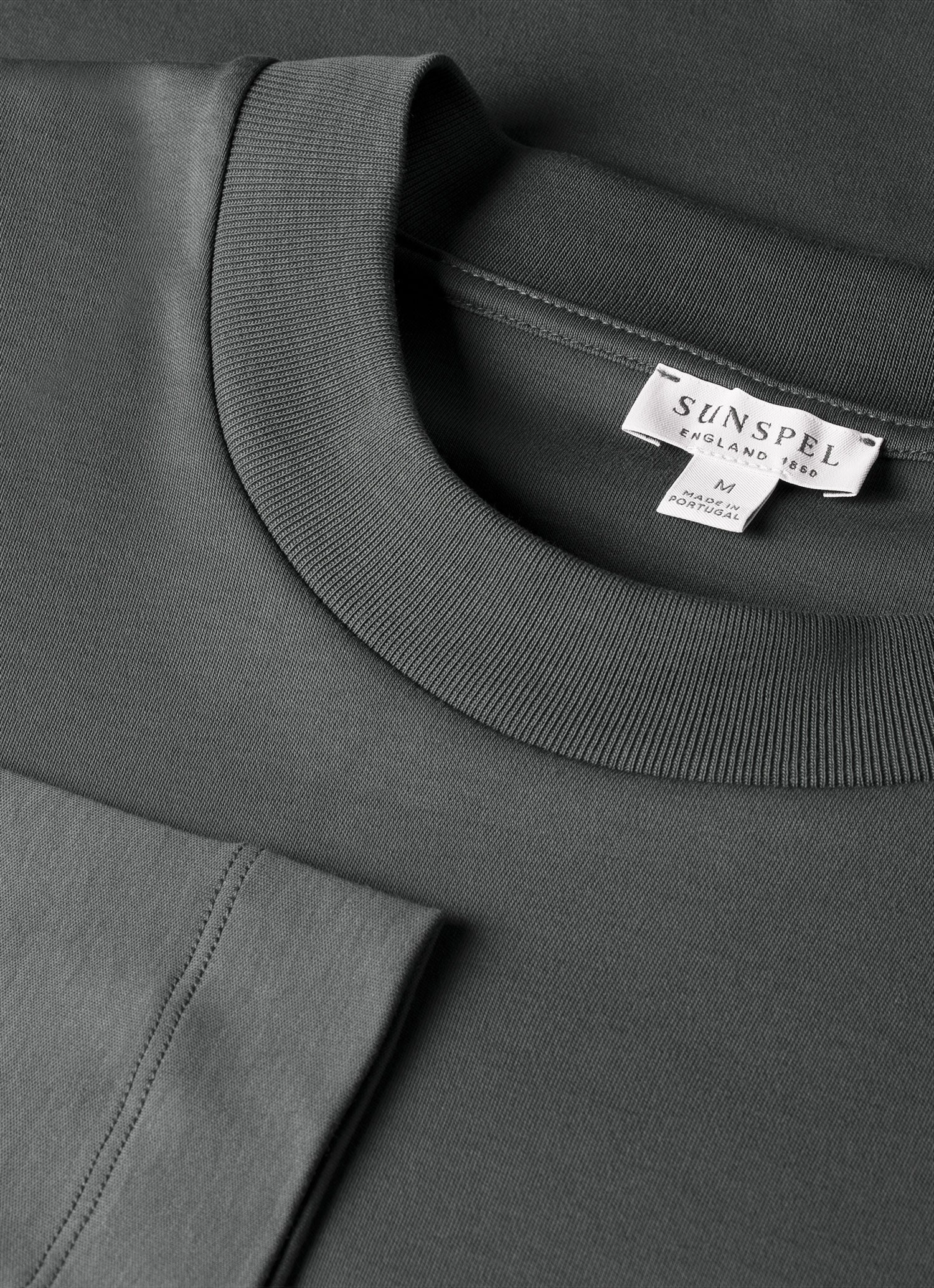 Men's Long Sleeve Heavyweight T-shirt in Drill Green Simple yet stylish