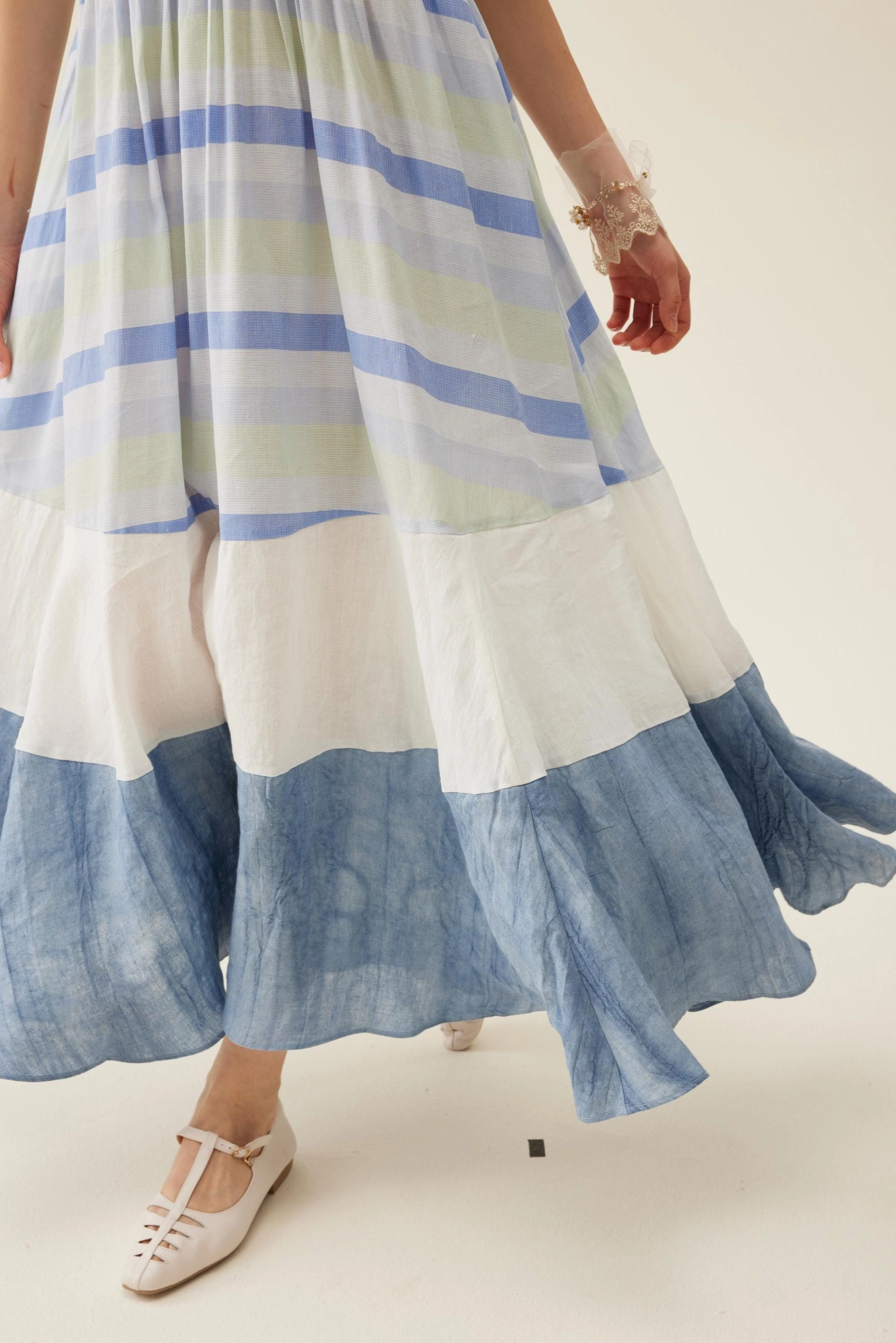 Lightweight Packability Ocean 15 | smocking linen dress