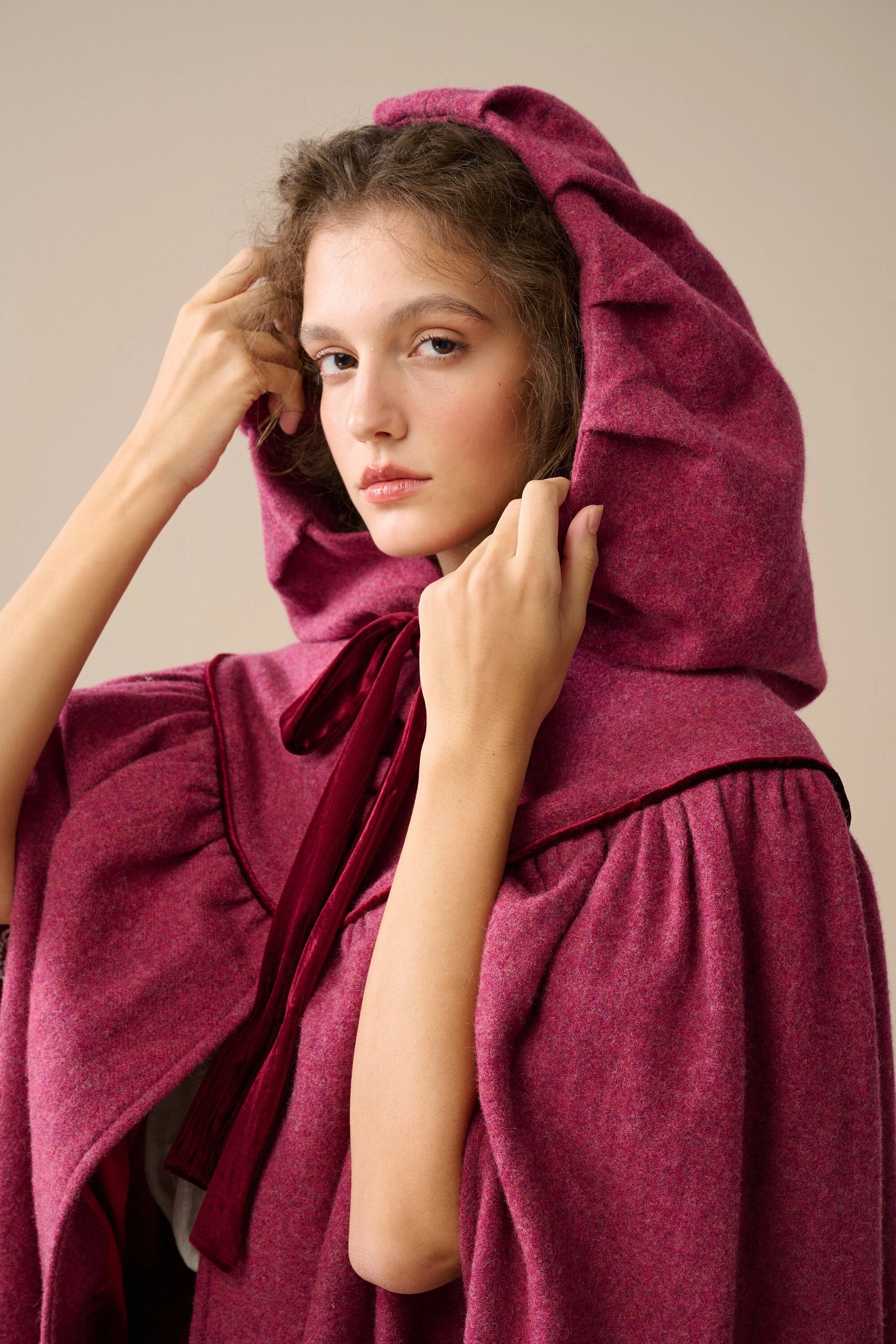 Floating Shape Elastic-Cuff Perfumer 33 | hooded wool cloak