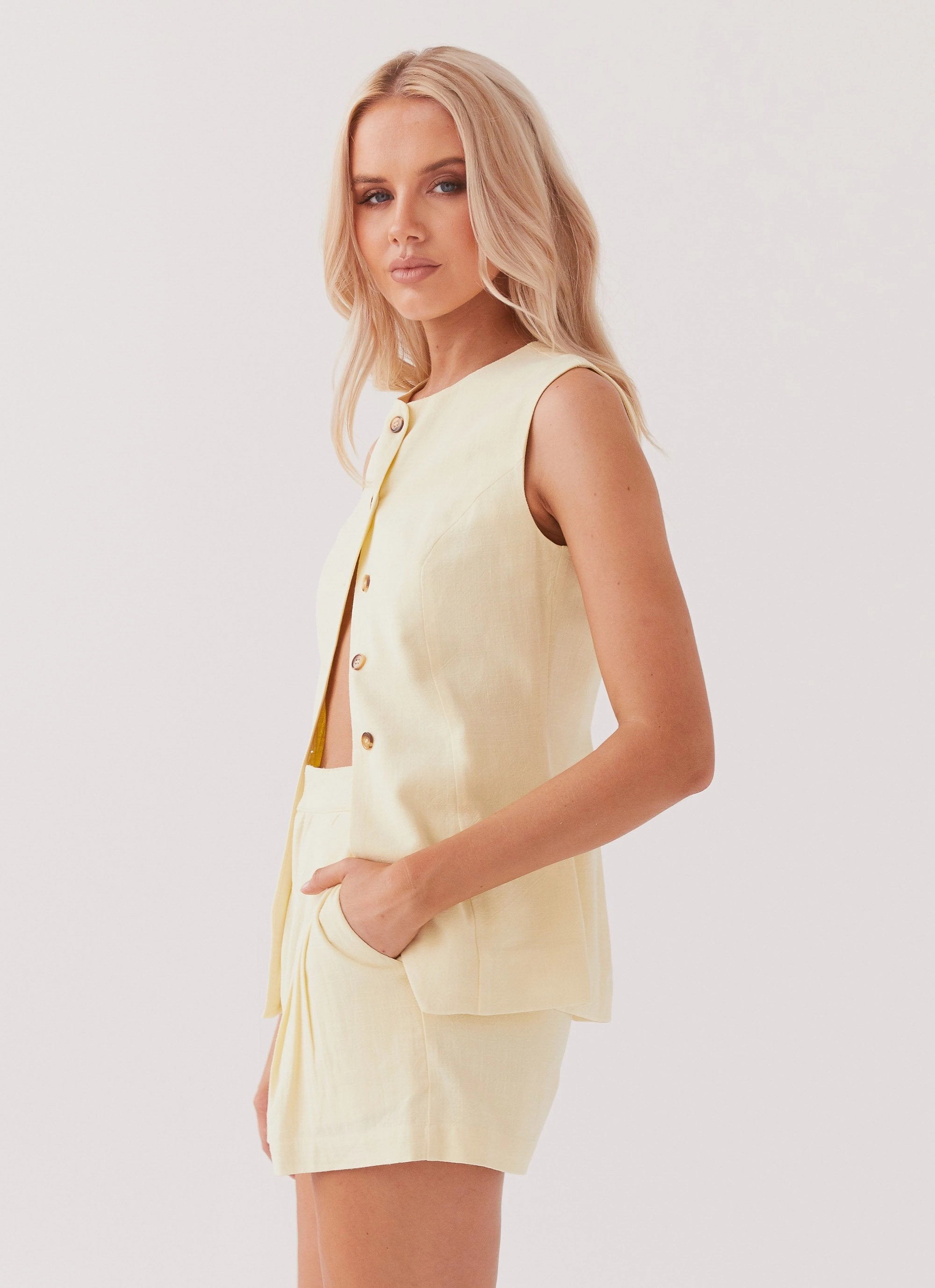 Born For Bordeaux Linen Shorts - Lemon Active Stretch