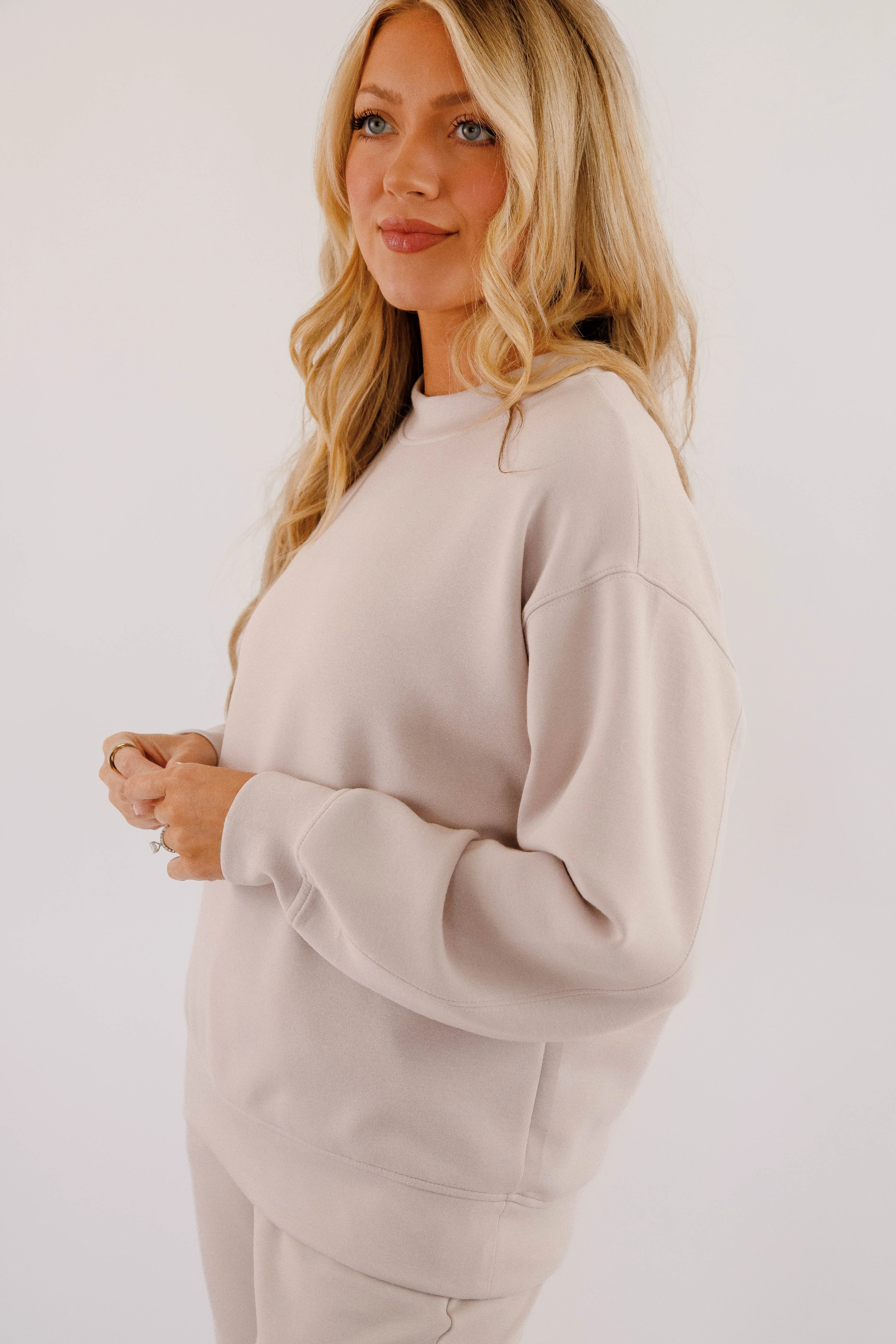 Gathering Miles Pullover-Mocha Cream Ergonomic Shoulder Shape