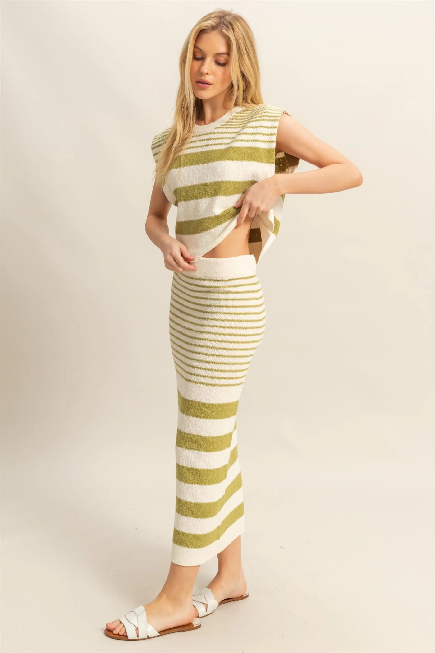 HF25E253-SET-Striped Knit Top And Skirt Set