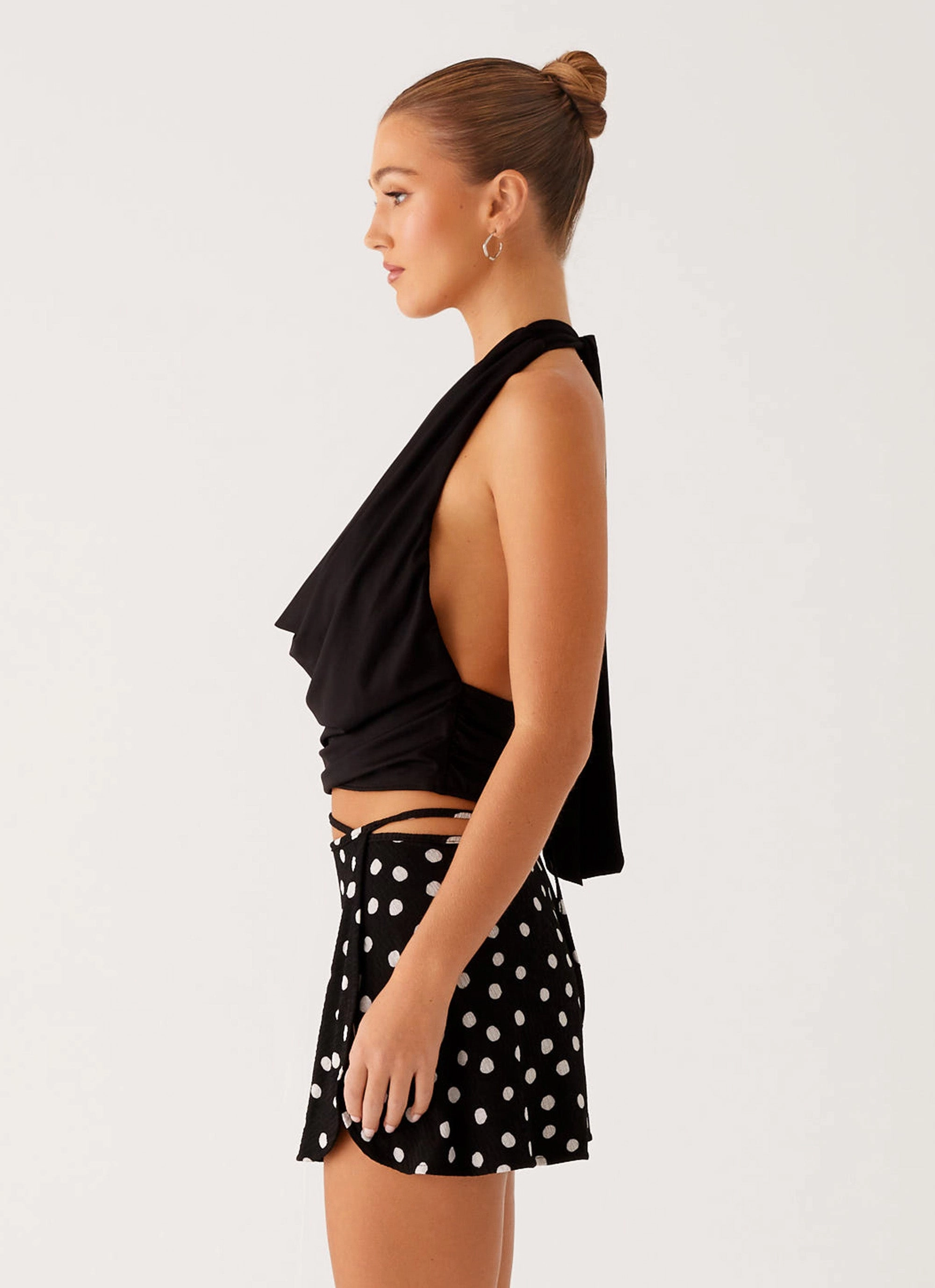 Ashi Cowl Top - Black SlimFitAdaptation FlexibleSole