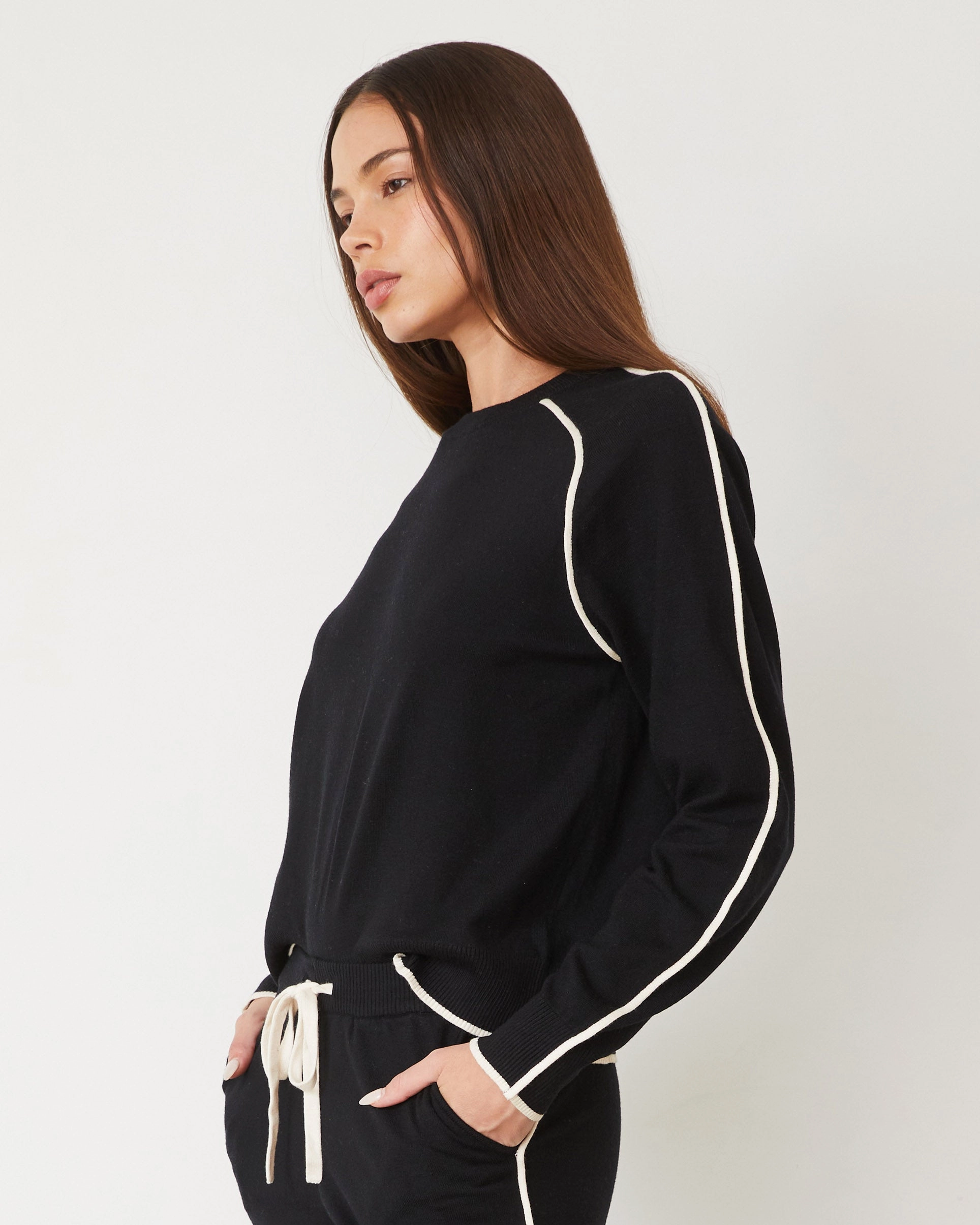 AntiPillTreatment Loose cut Lightknit Sweater With Contrast Piping