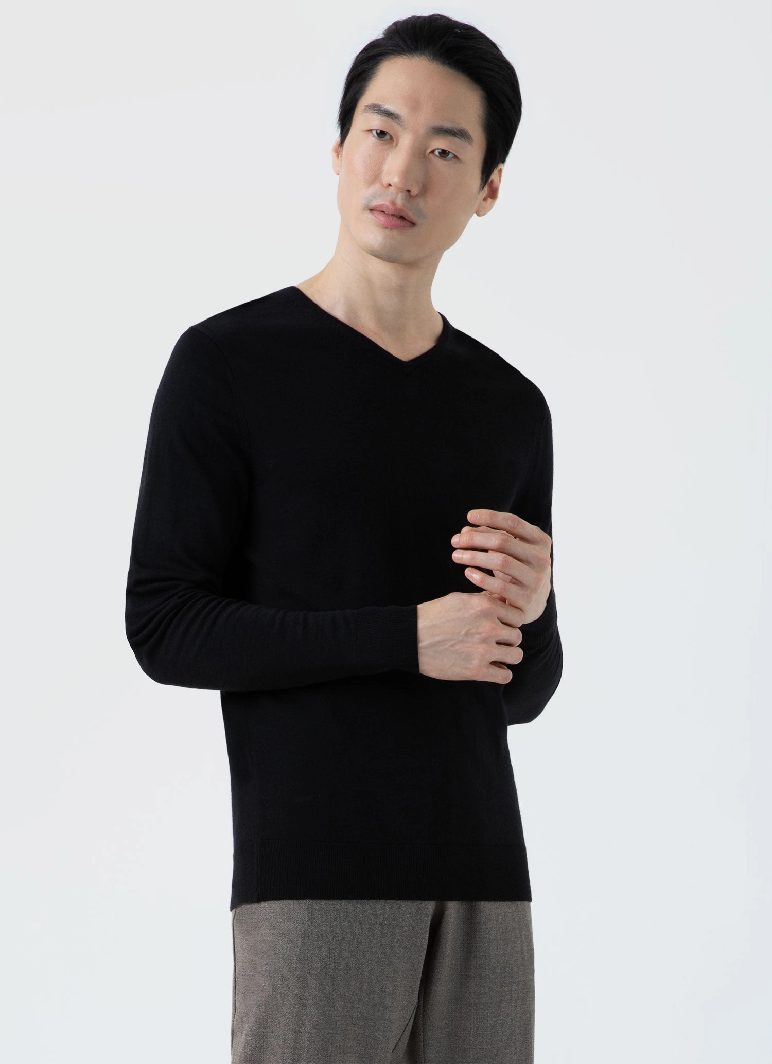 Men's Extra-Fine Merino V-neck in Black Everyday Classic Unstructured Silhouette