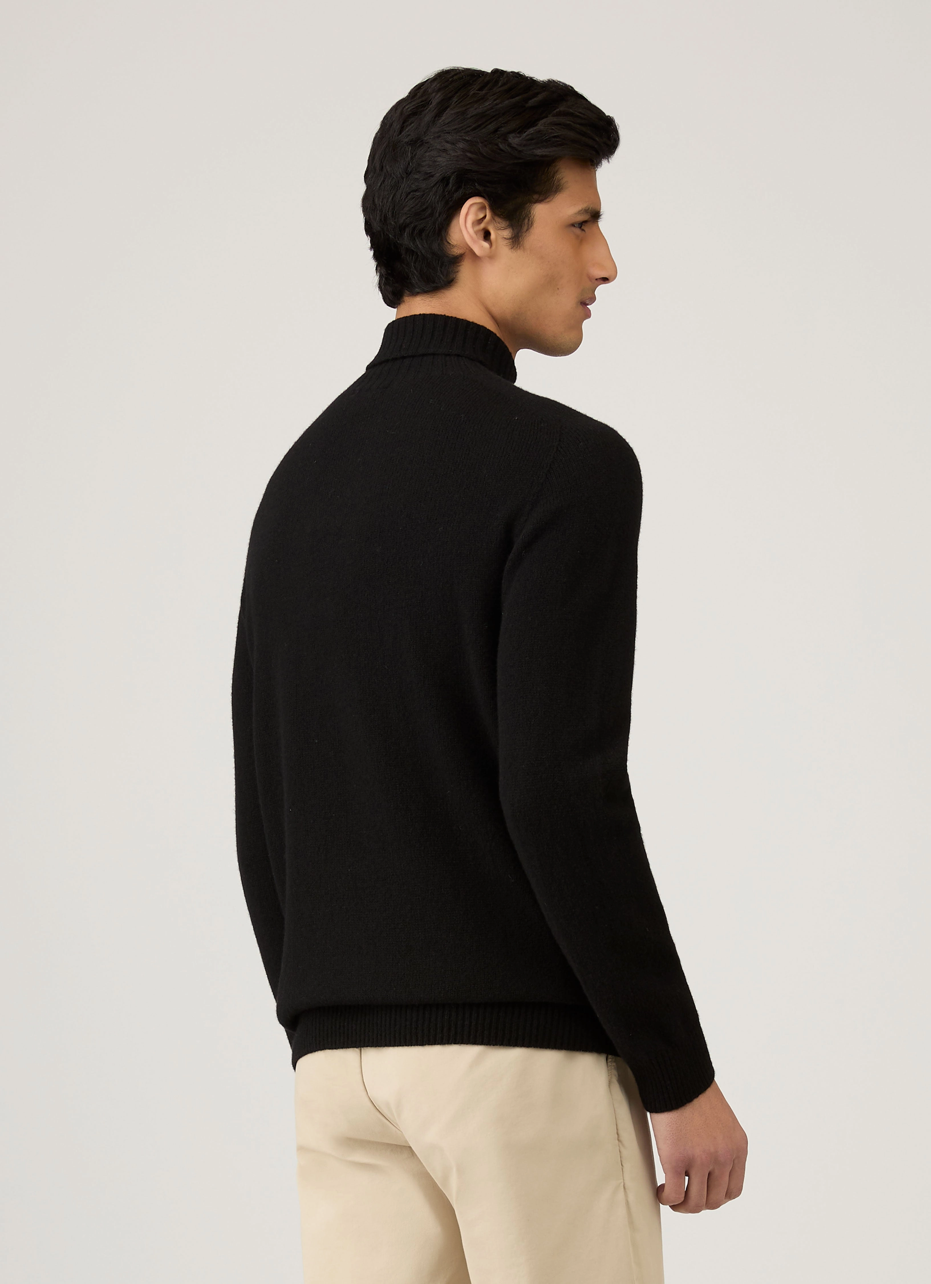 Compact Style Easy Layering Men's Lambswool Roll Neck in Black
