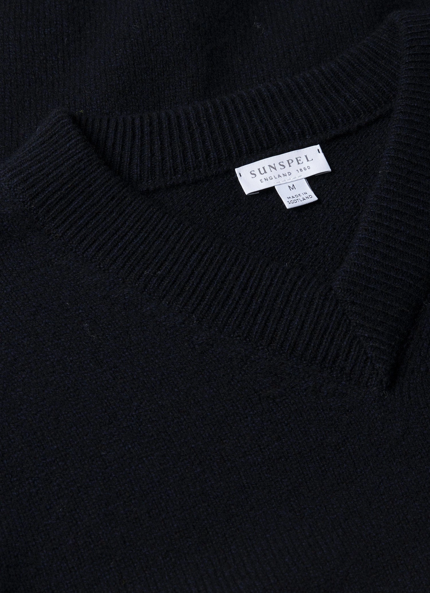 Men's Lambswool V-neck Jumper in Dark Navy Mouline AirflowOptimized Pattern Grab And Go