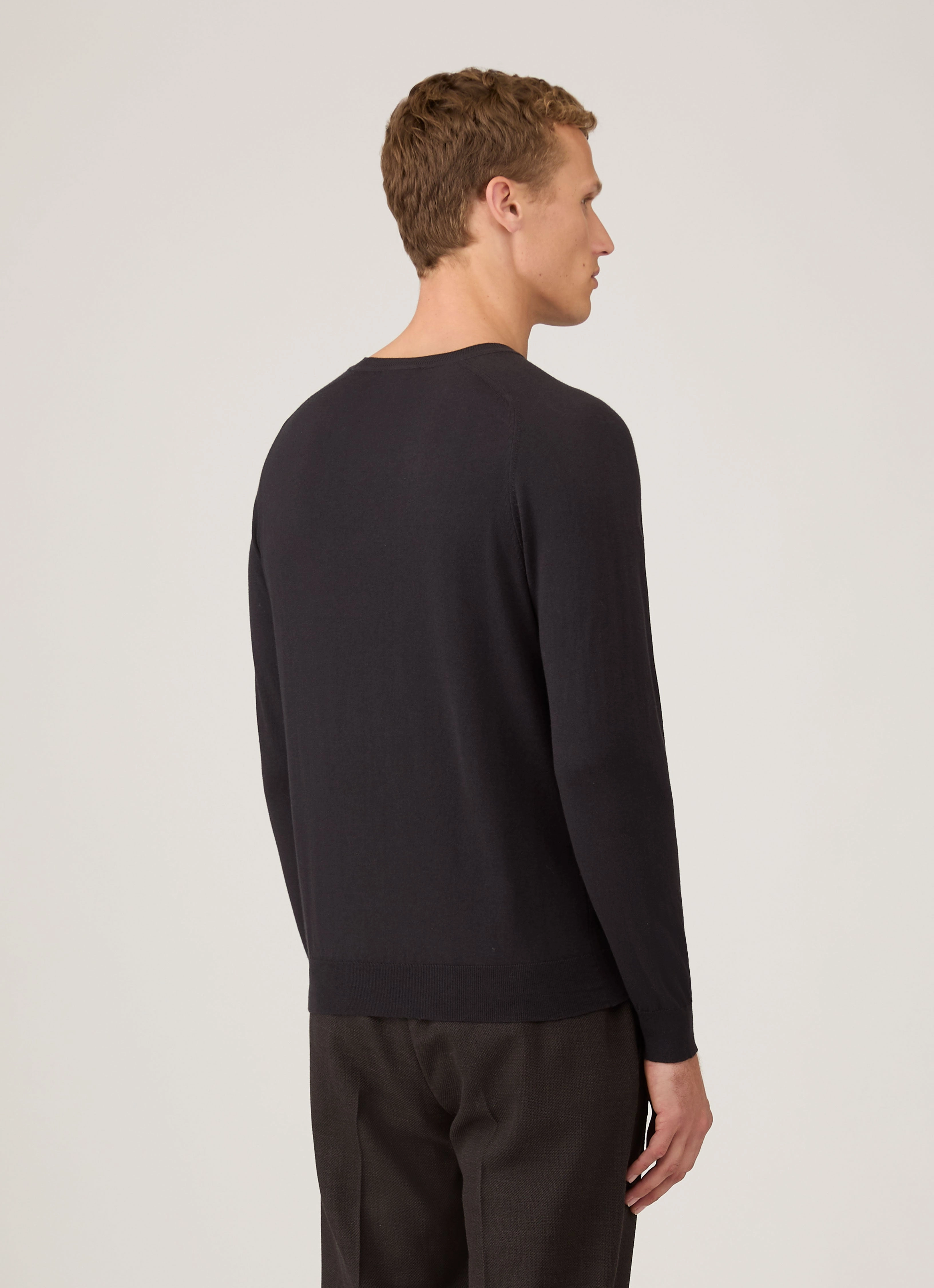 Men's Sea Island Cashmere Crew Neck Jumper in Black Tailored Silhouette