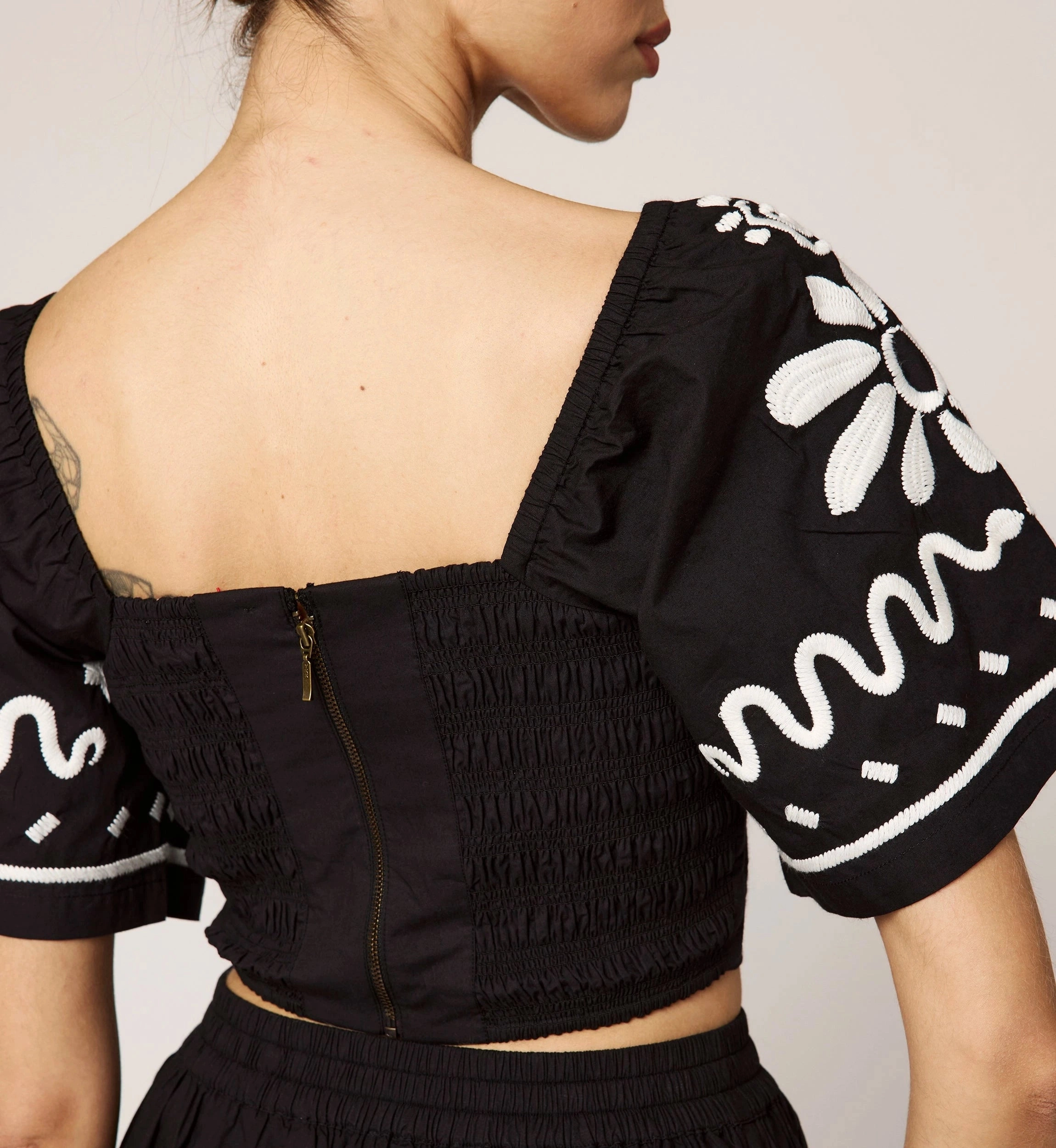 Minka Top | Black/Ivory Comfort Cushion Neckline