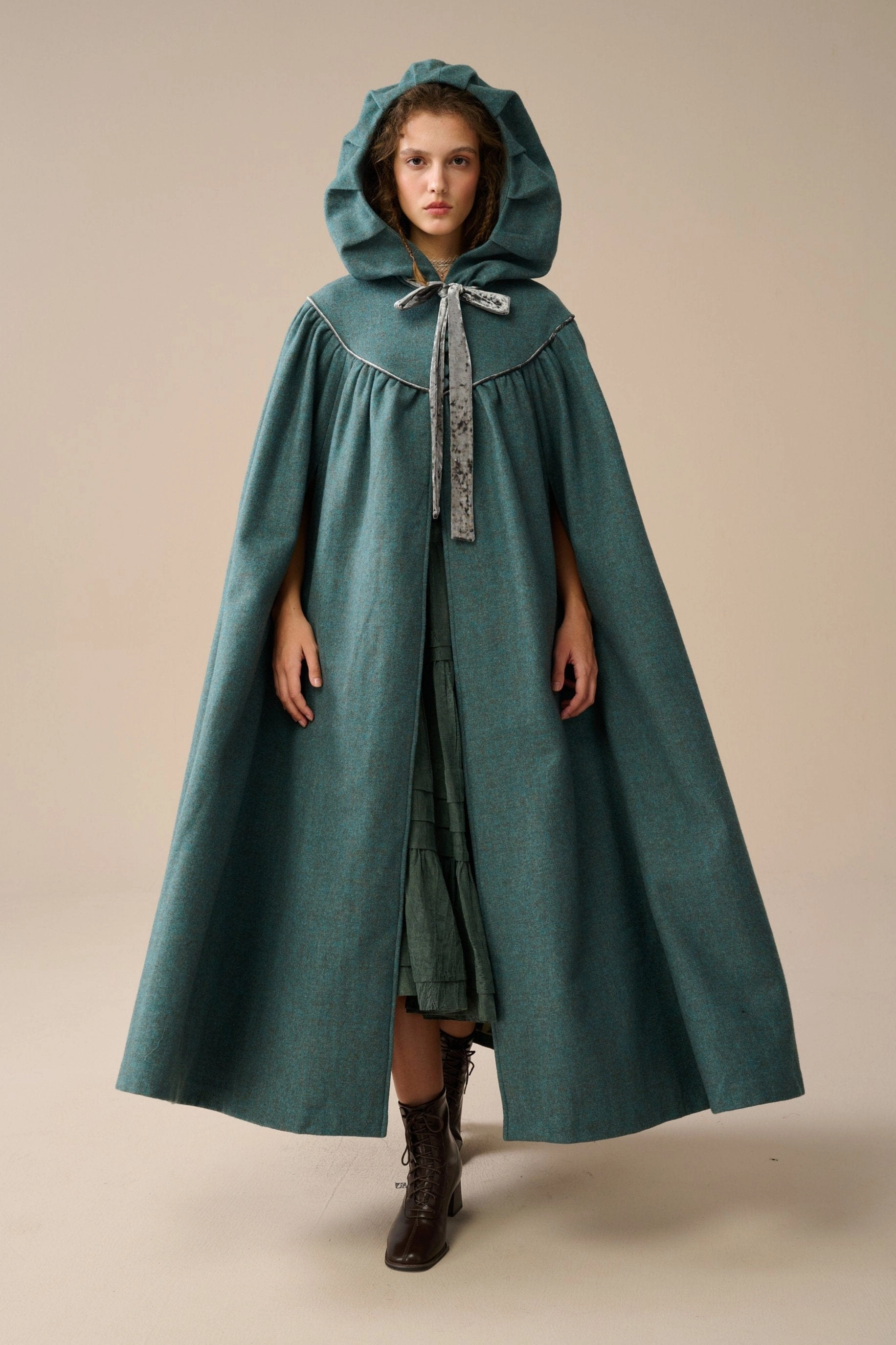 AntiFrayEdging Perfumer 33 | hooded wool cloak