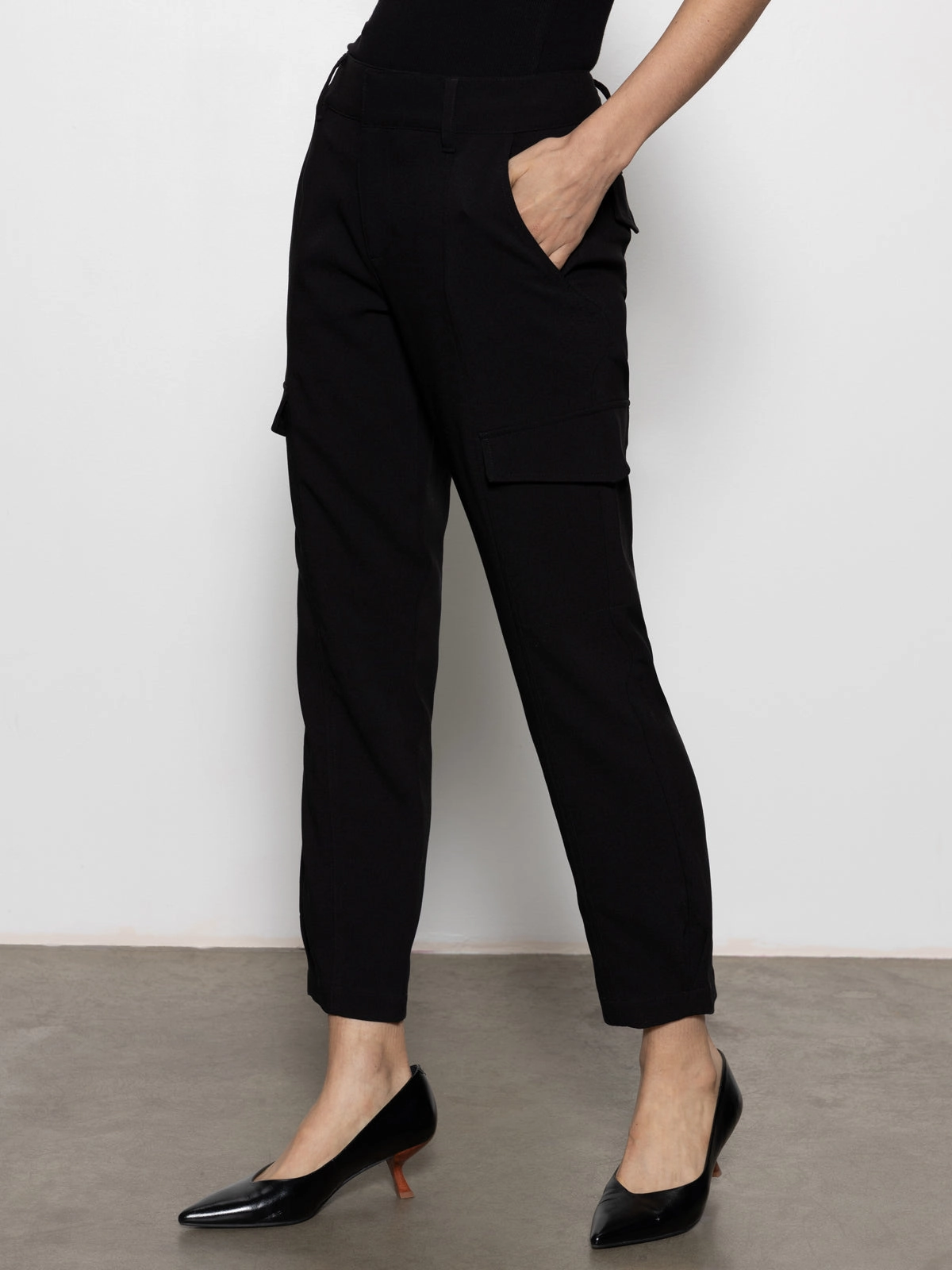 LightweightInsulation Basic Look Polished Standard Rise Cargo Pant Black