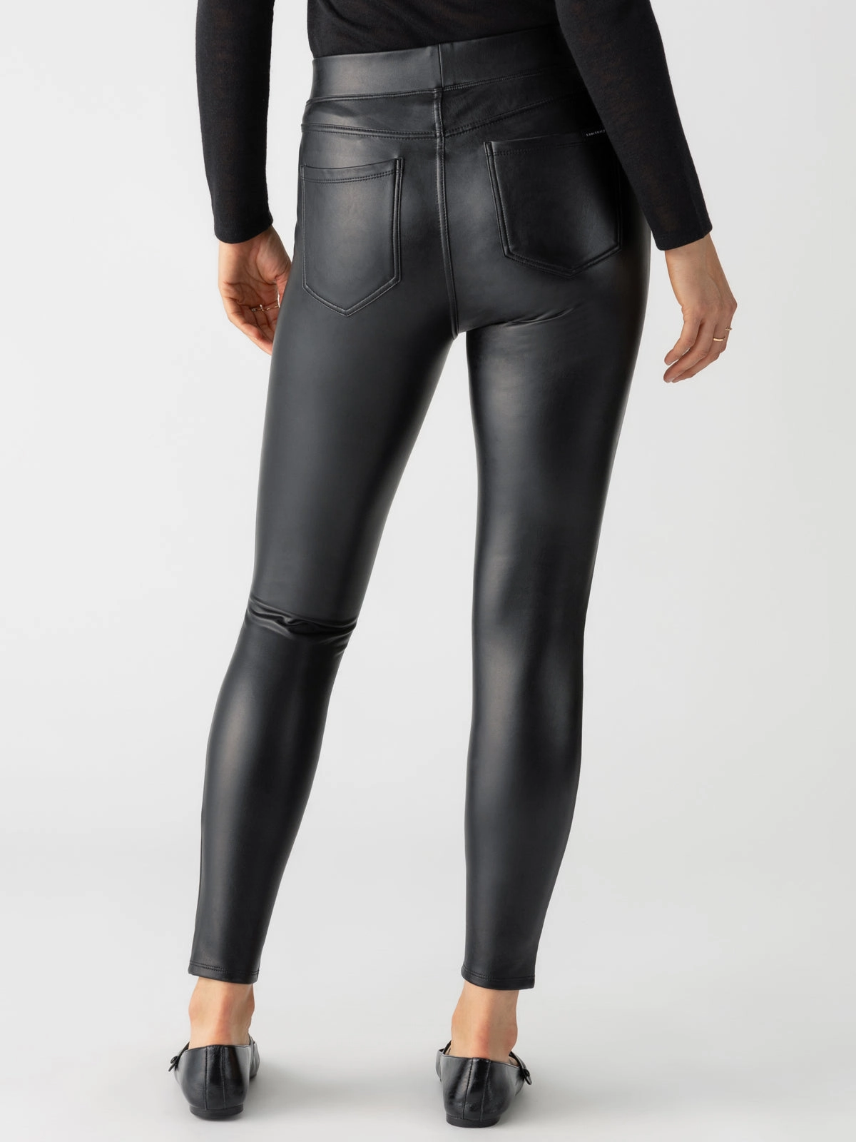 Sustainable Material Blend LightweightInsulation Runway Semi High Rise Legging Slick Black