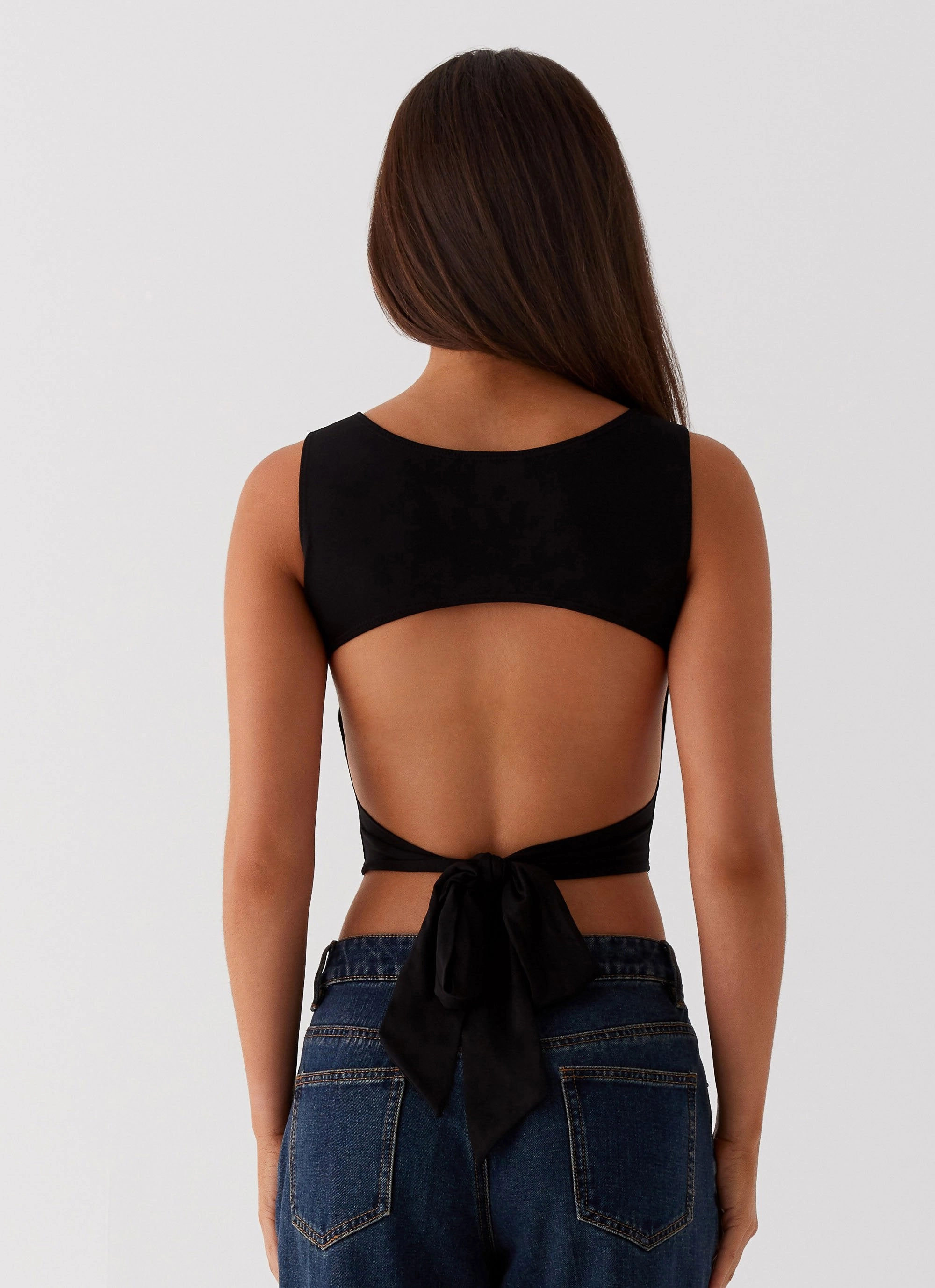 Saskie Crop Top - Black SoftInteriorLining MoistureWicking Material