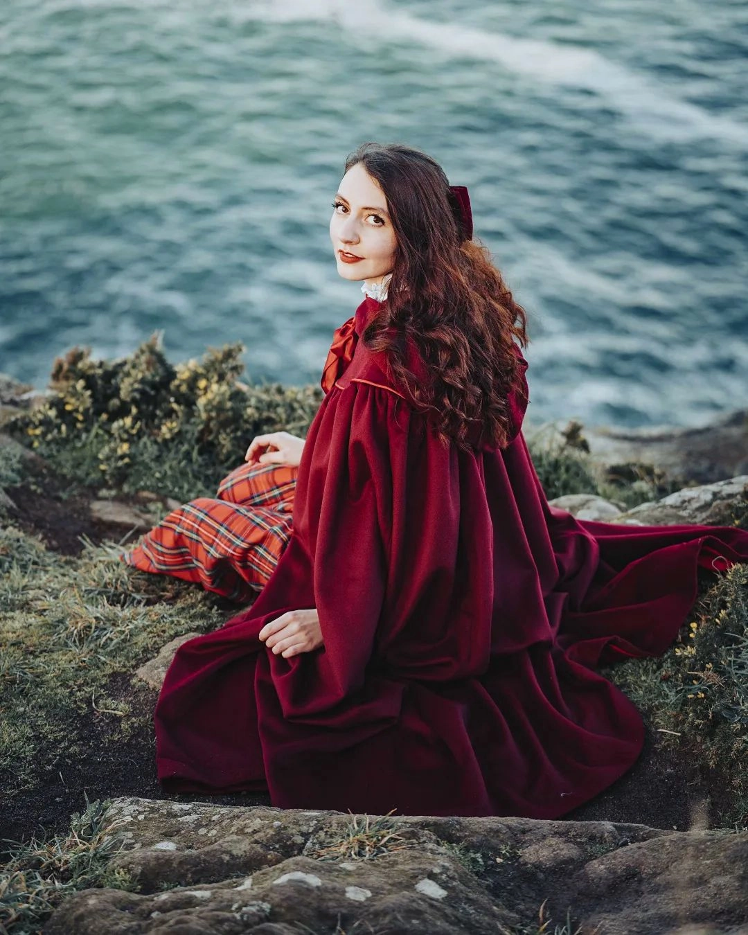 Smooth Look Perfumer 33 | hooded wool cloak