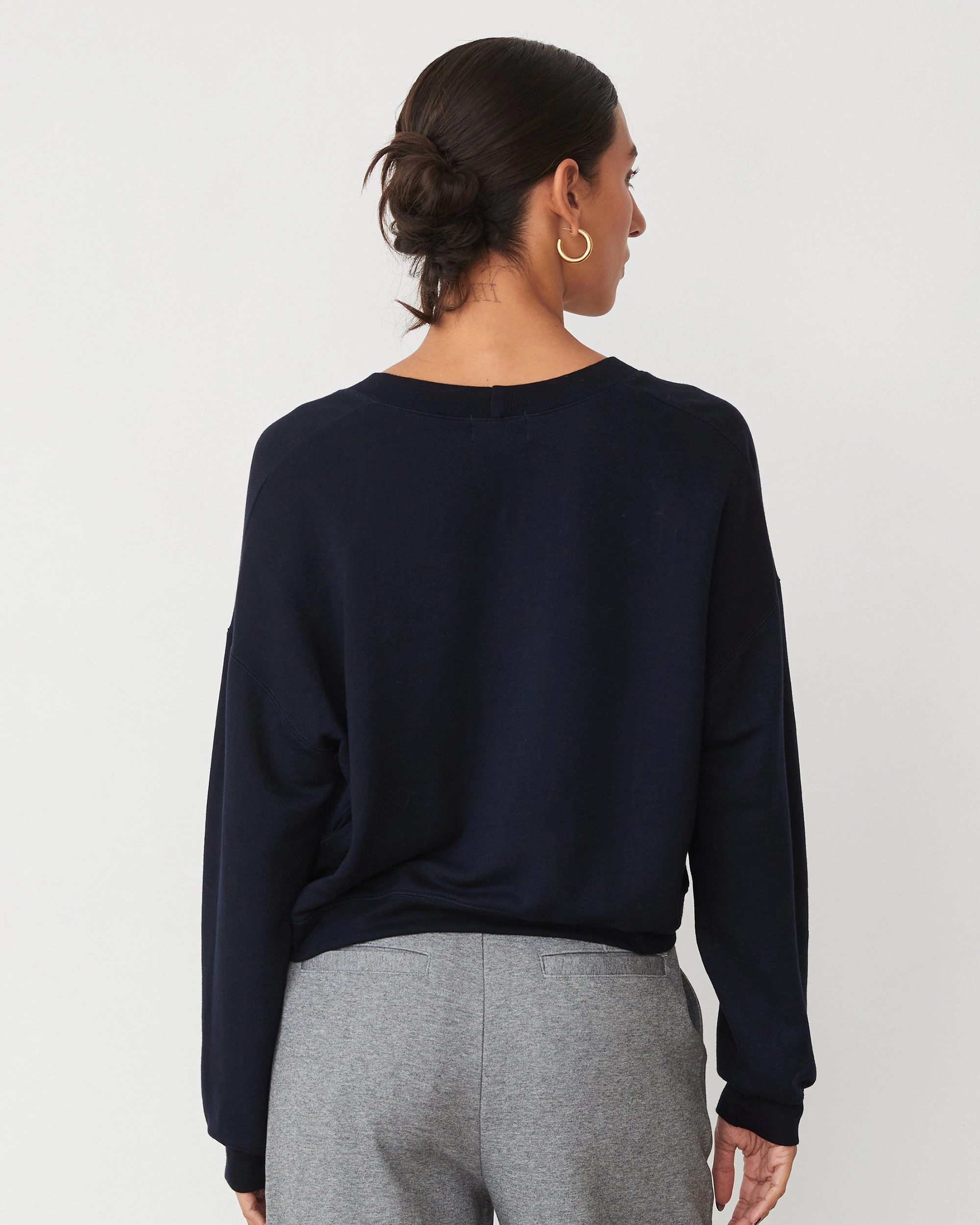 Softfleece Crop V Neck Sweatshirt CollapsibleFrame OversizedSilhouette