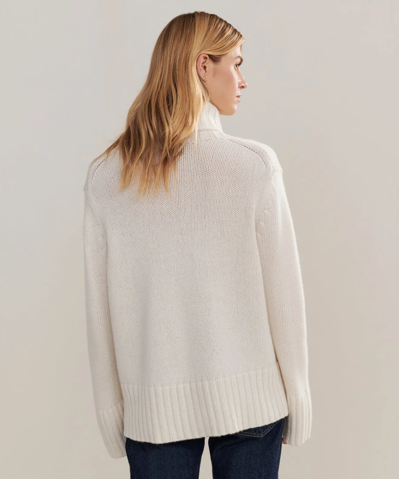 Cashmere Jet Turtleneck AbrasionResistant Surface Rolled Hem Detailing