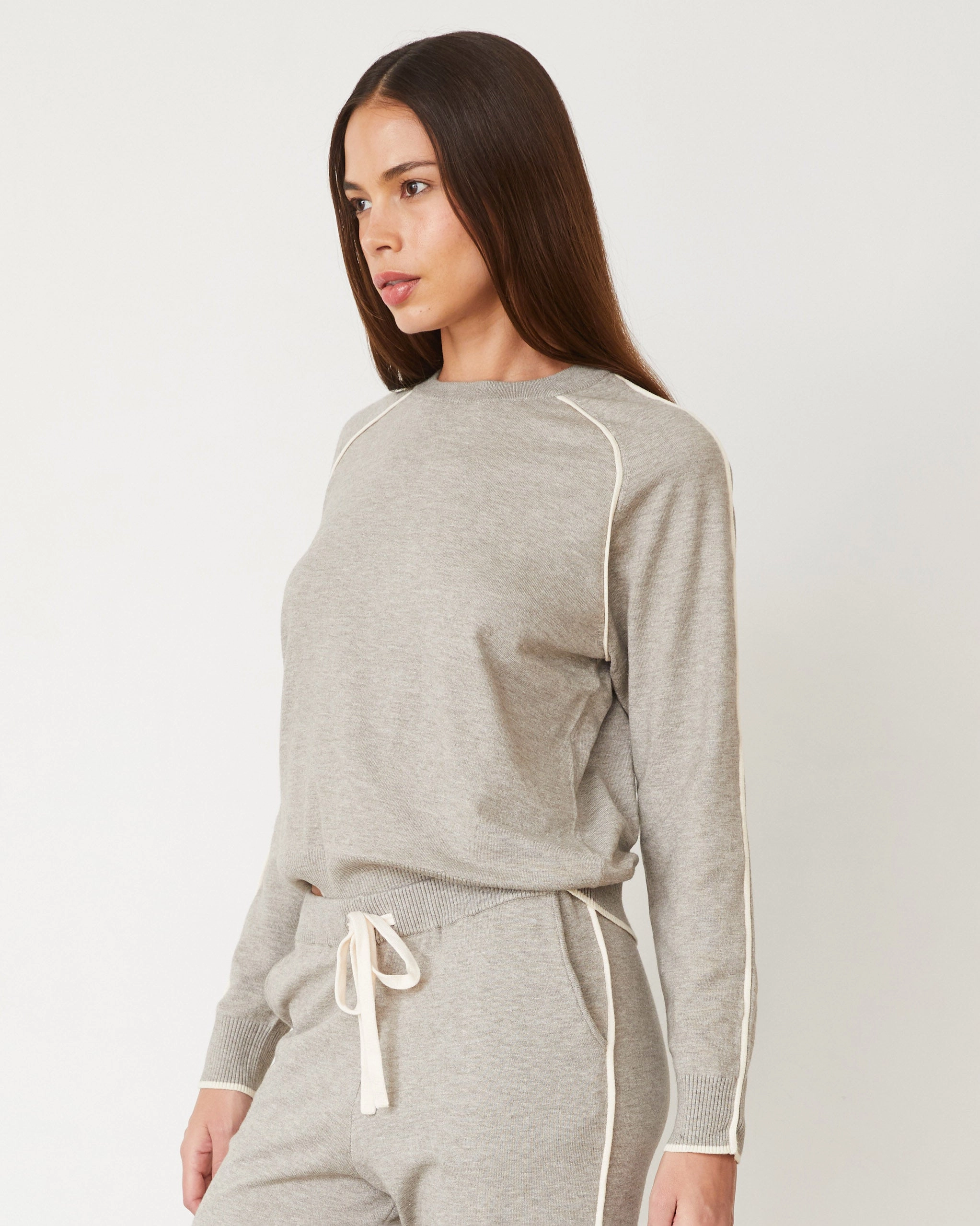 Lightknit Sweater With Contrast Piping Compact Thermal Insulation FlexibleRibbedTrims