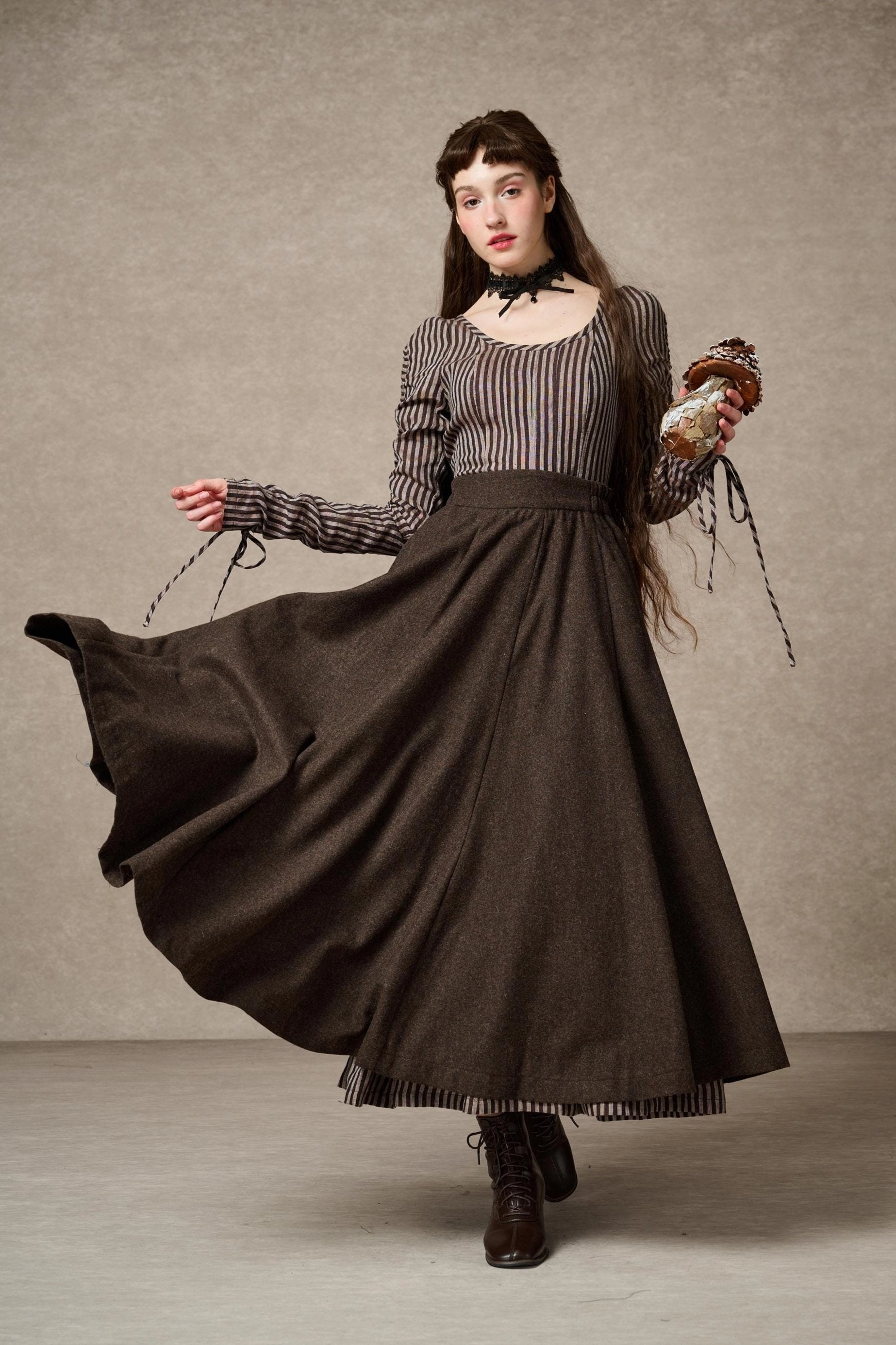 Anti Static Finish The Soft Lawn 12 | Midi Wool Skirt