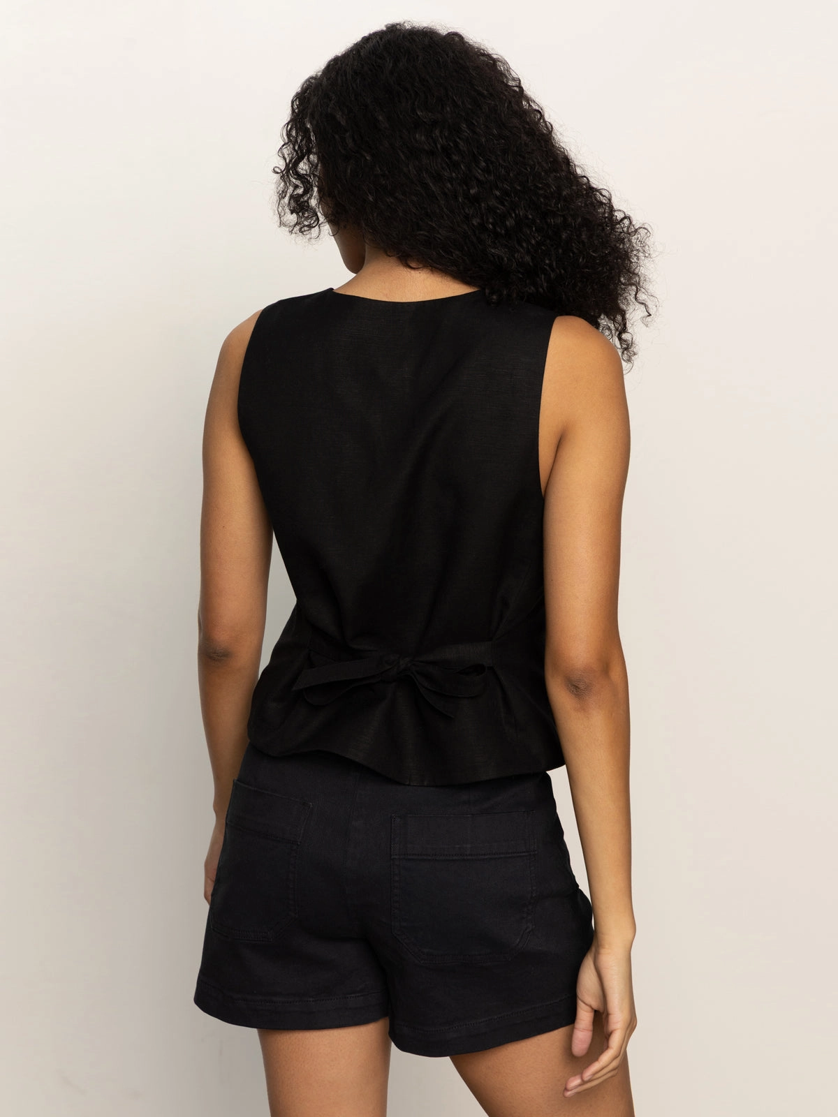 Relaxed Modern Vest Black suitable for volunteer work