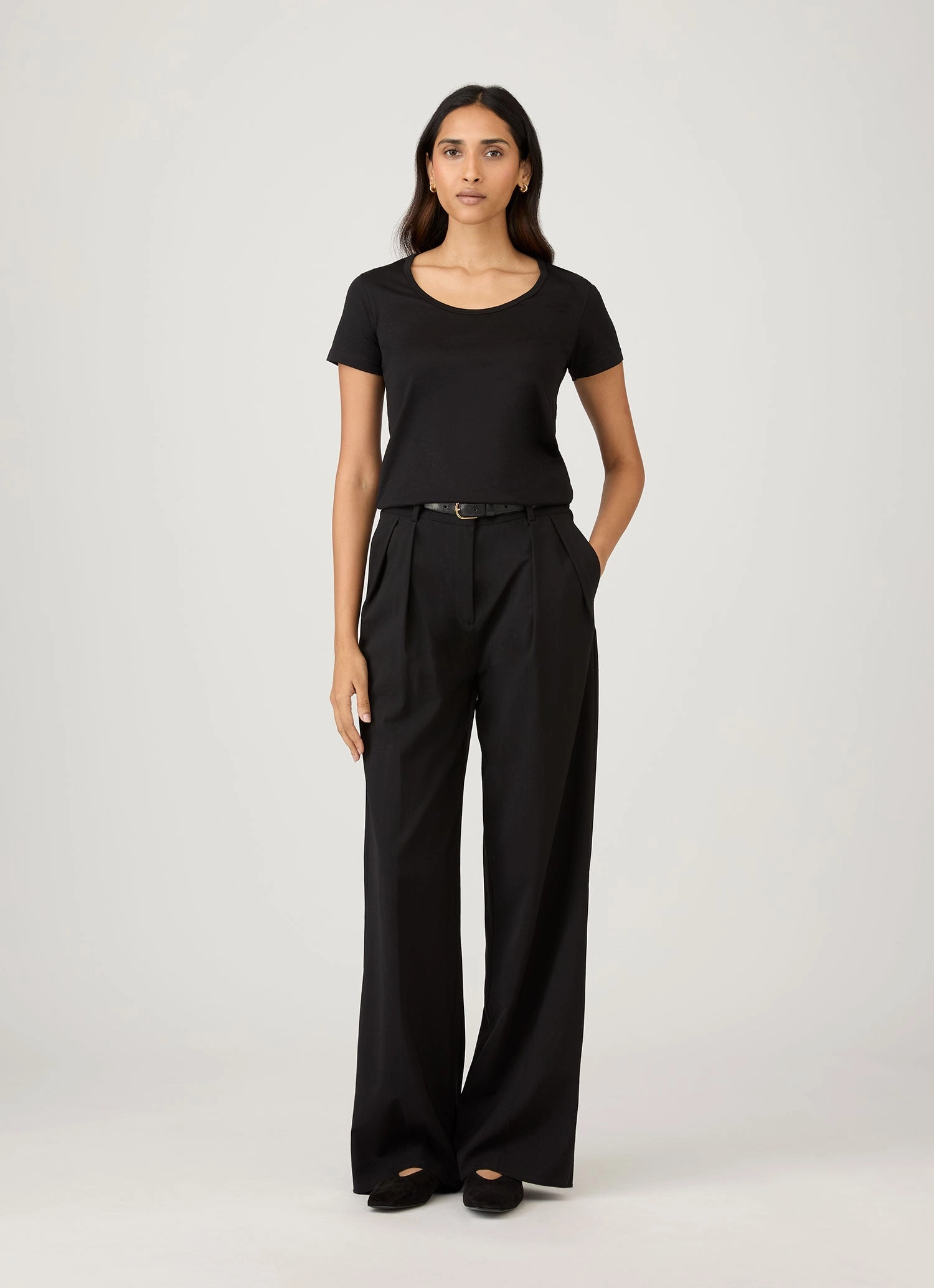 Comfort Apparel Fashionable Women's Classic Scoop Neck T-shirt in Black