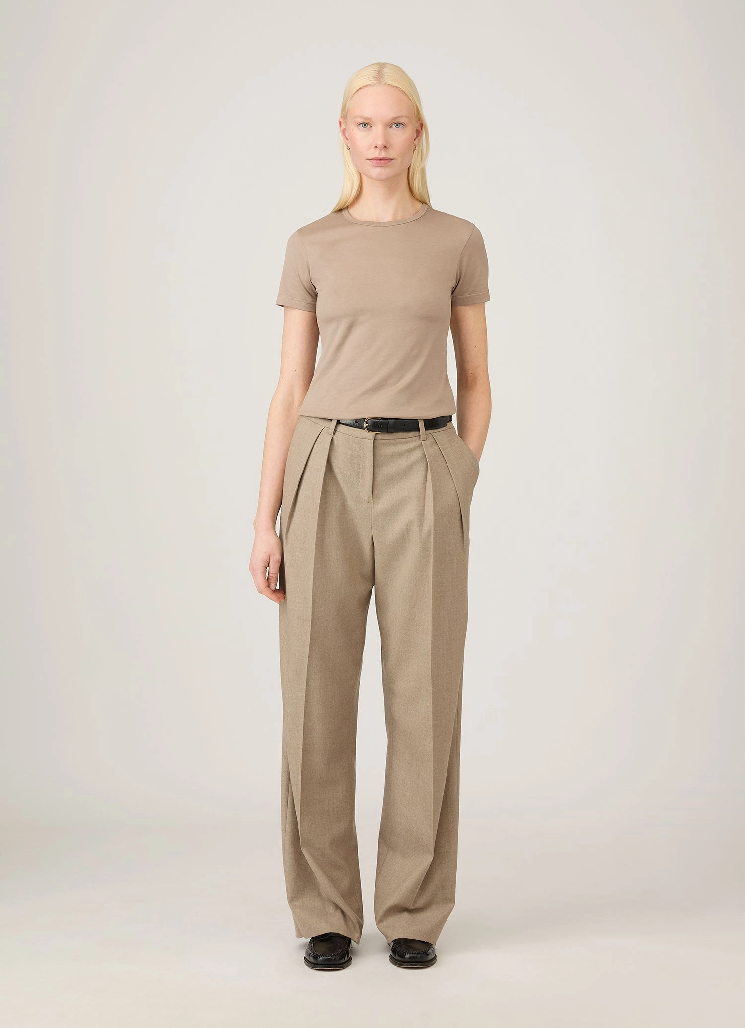 Travel Essential Simple Wear Women's Classic T-shirt in Mink