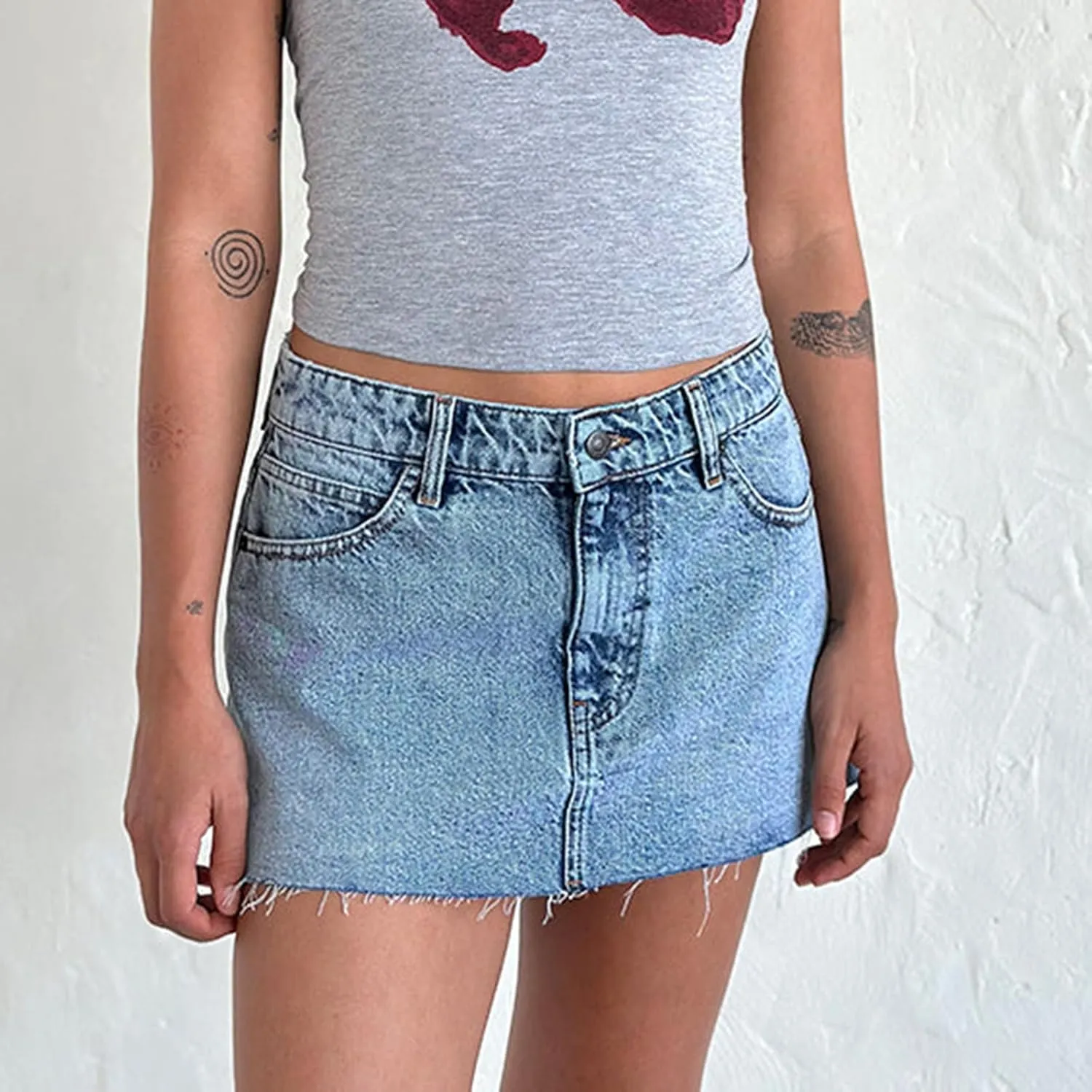 Women's Single Button Front Low Waist Raw Hem Plain Denim Mini Skirt with Pockets