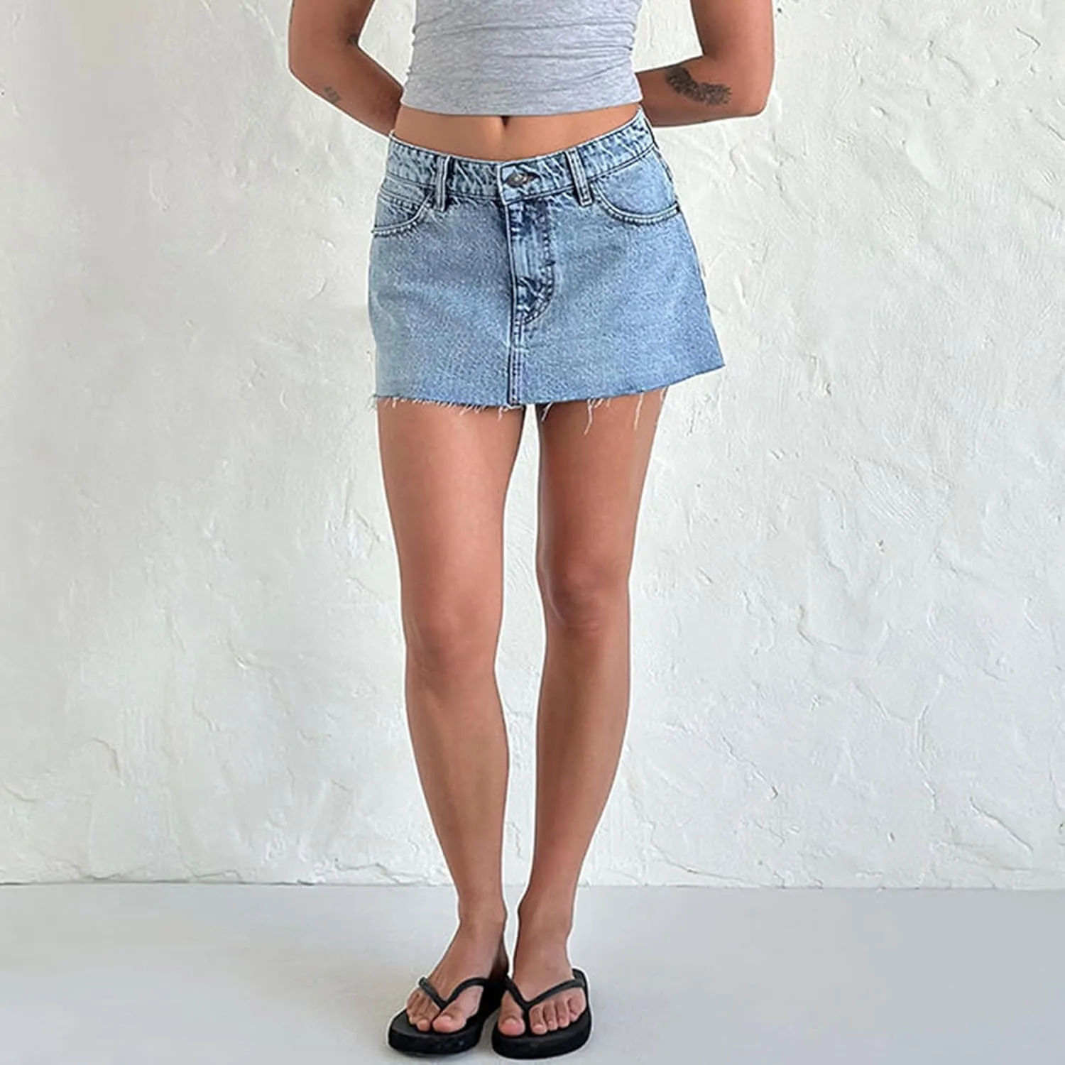 Women's Single Button Front Low Waist Raw Hem Plain Denim Mini Skirt with Pockets
